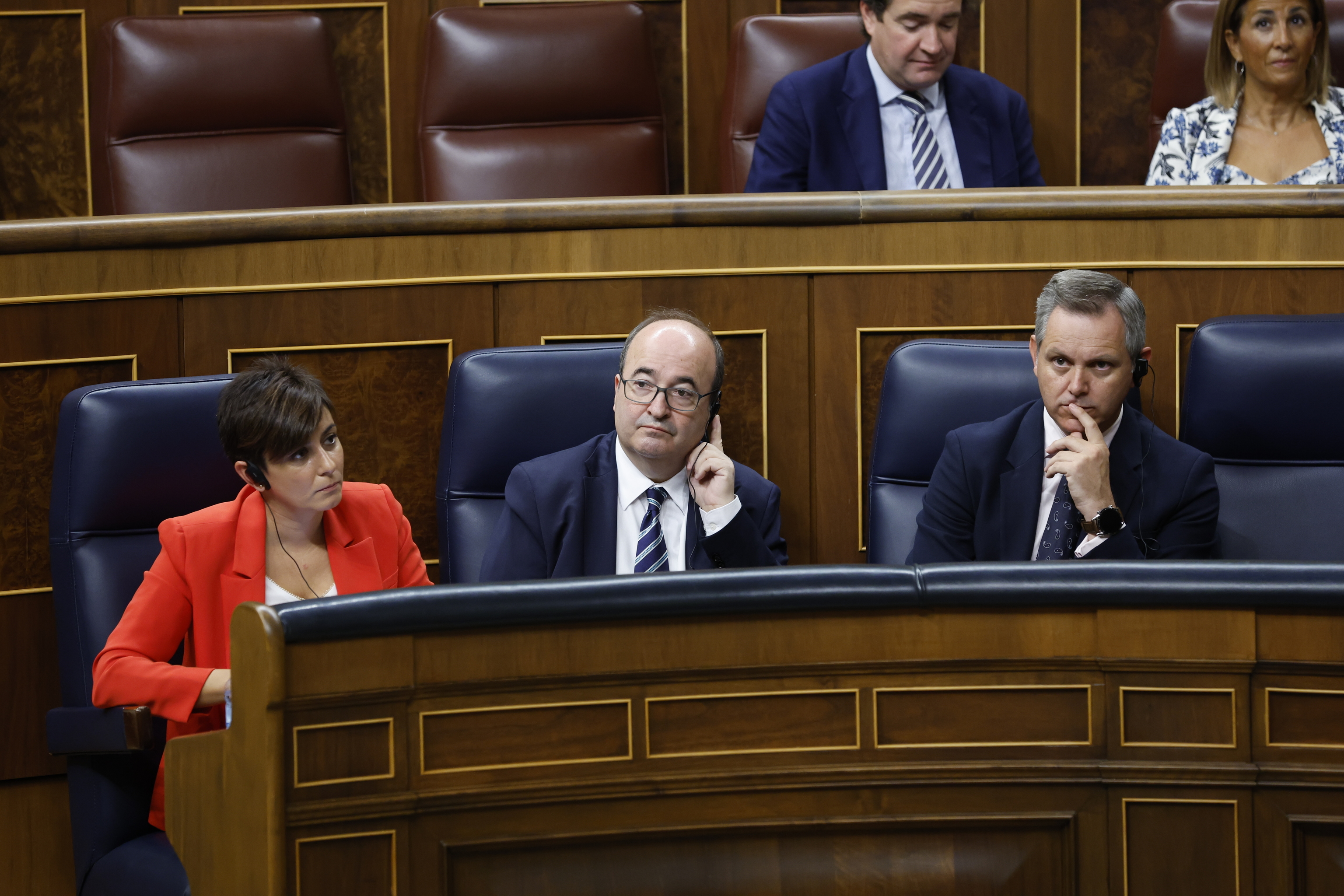 Los ministros en funciones Isabel Rodrguez, Miquel Iceta y Jos Miones usan los auriculares en el Pleno de este jueves.