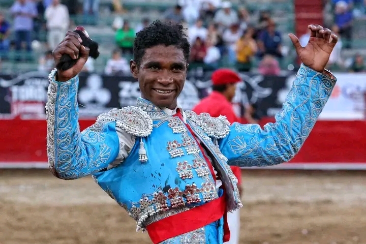 Juan Palacios, 'El Pantera', con una oreja tras una faena.