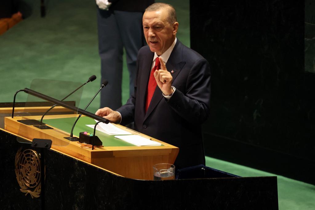 Erdogan ataca al colectivo LGTBIQ+ y reprende a la ONU por decorar con «sus colores» su sede al presentar los objetivos de desarrollo sostenible