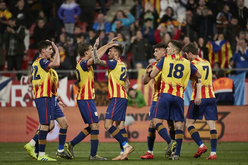 Jugadores de la selección catalana de fútbol en un partido en Girona