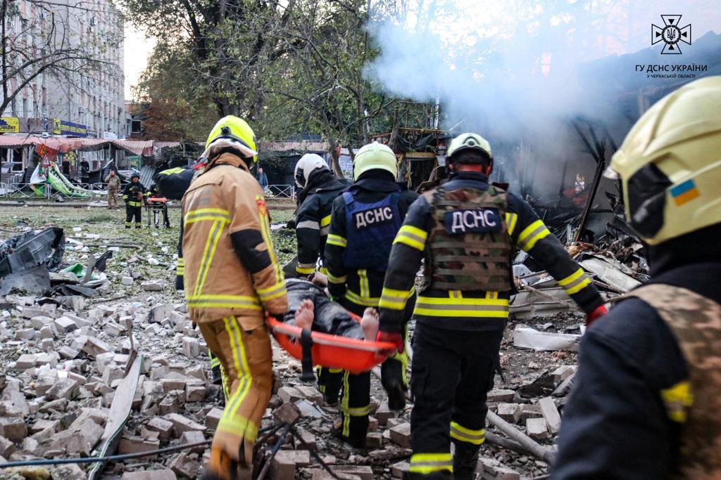 Rescate de una persona herida  en la ciudad ucraniana de Cherkasy tras de un ataque nocturno con misiles.