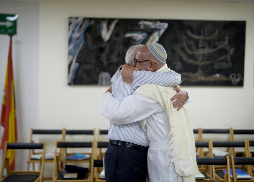 El rabino Mario Karpuj abrazando a una persona antes del servicio religioso.