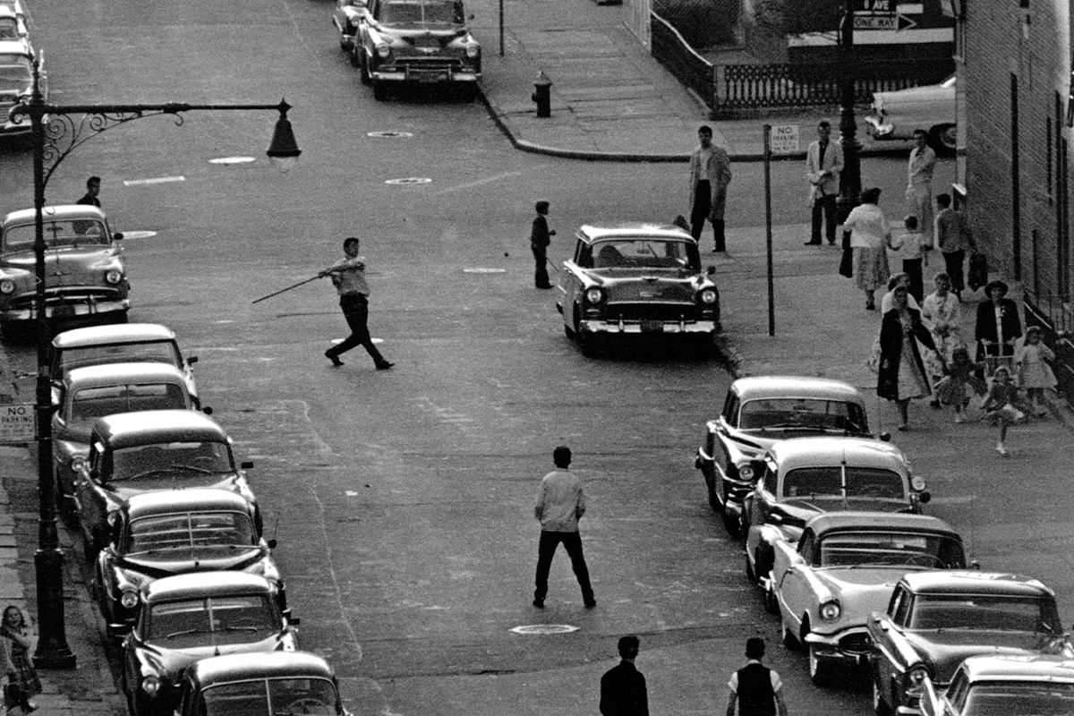 Jvenes juegan al 'stickball' en Brooklyn, en 1959.