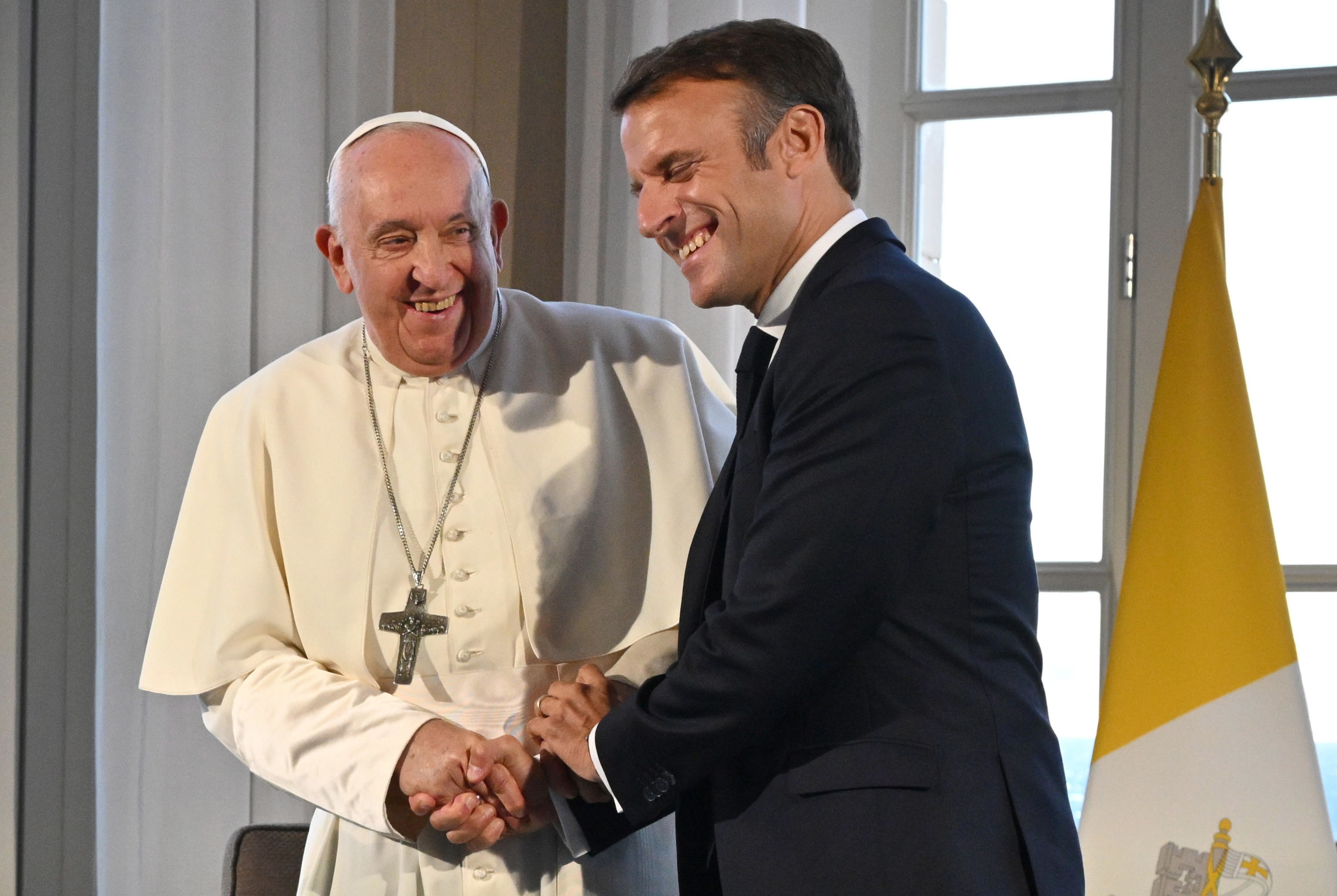 El Papa Francisco es recibido por el presidente francés, Emmanuel  Macron, en el Palacio de Pharo, en Marsella