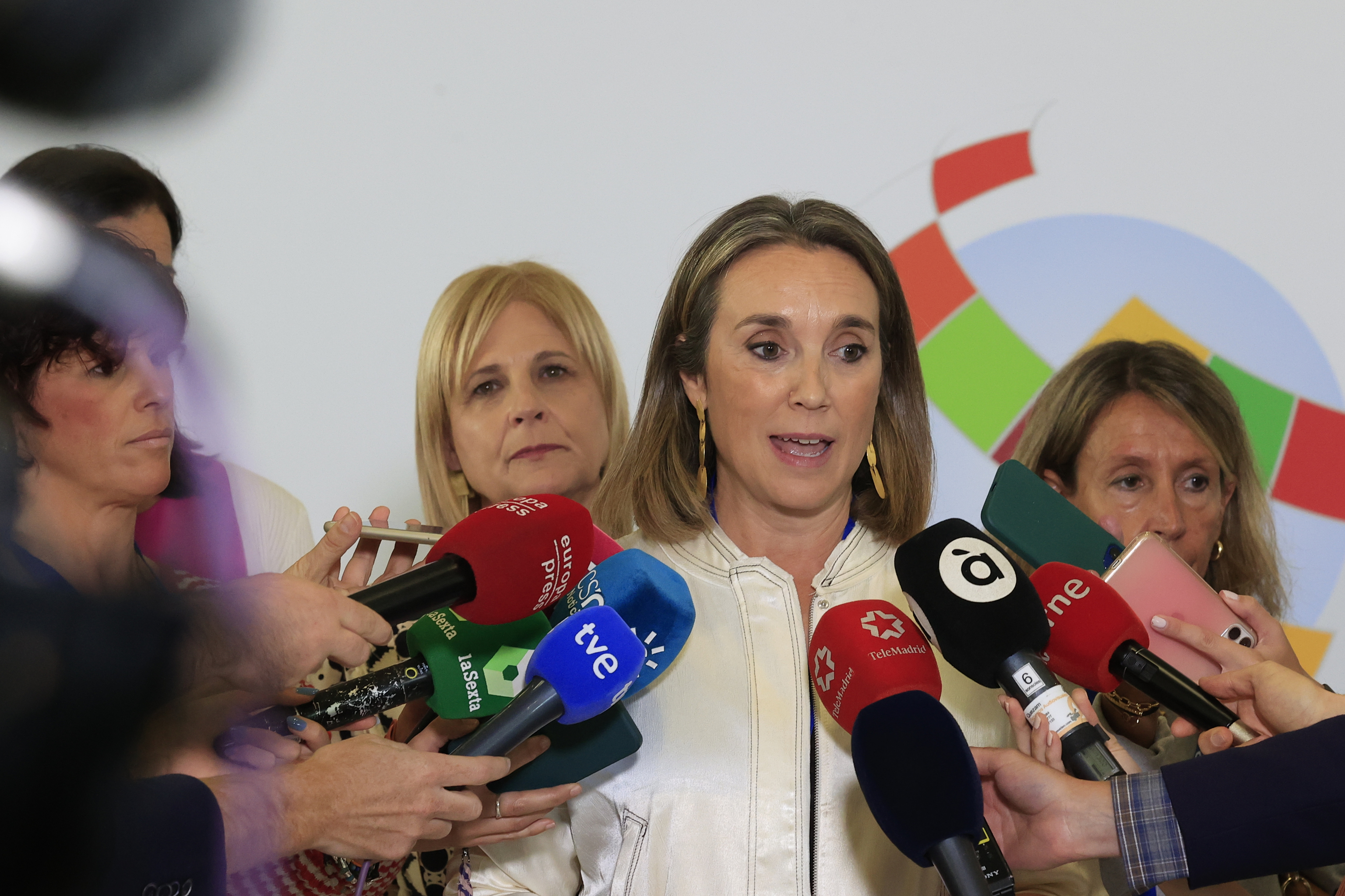Cuca Gamarra atiende a la prensa durante la reunión de la Federación Española de Municipios y Provincias, este sábado, en Madrid.