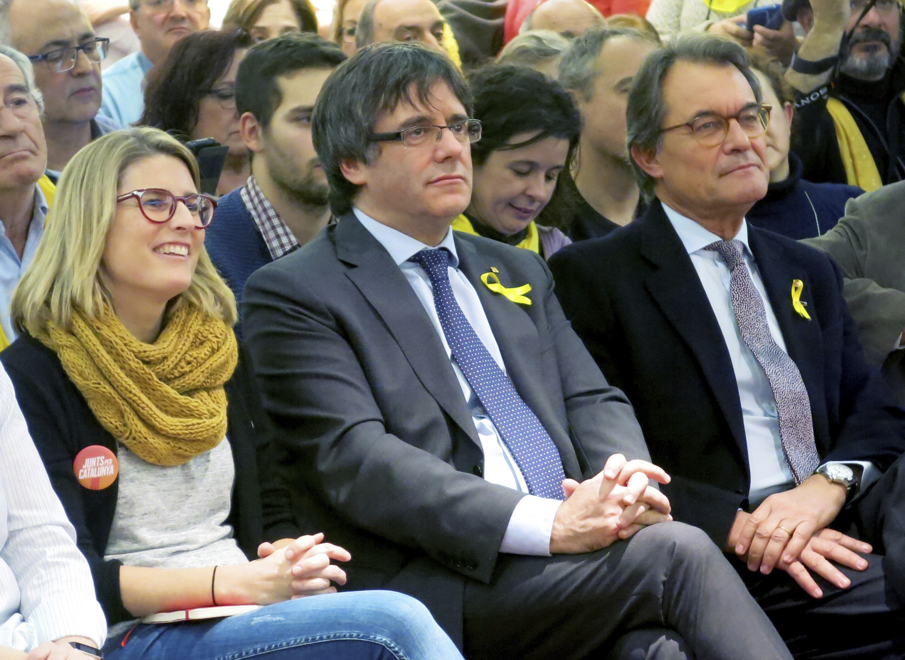 Elsa Artadi, Carles Puigdemont y Artur Mas, juntos en un acto de campaña en Bruselas en diciembre de 2017.