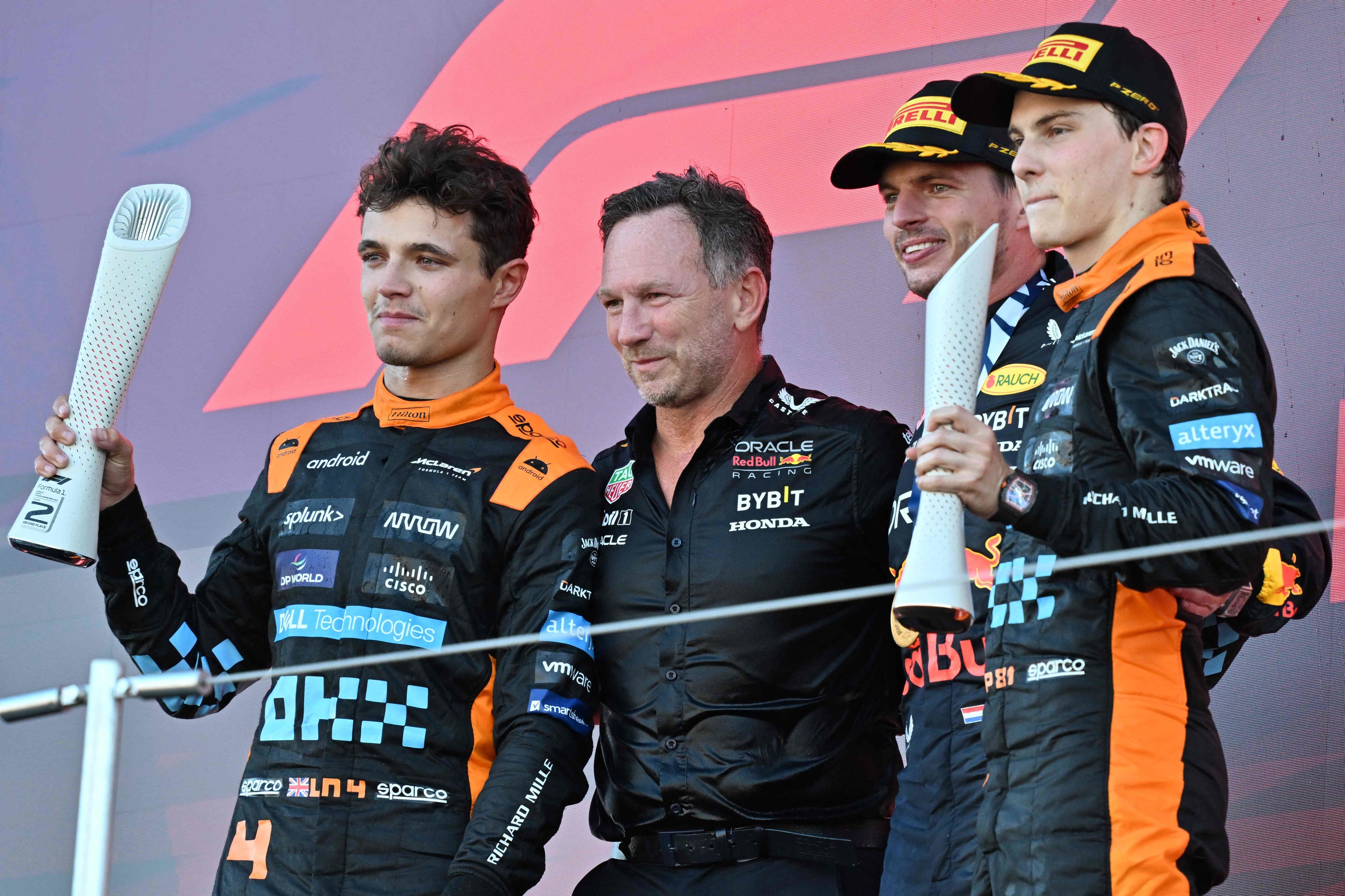 Norris, Horner, Verstappen y Piastri, en el podio de Suzuka.