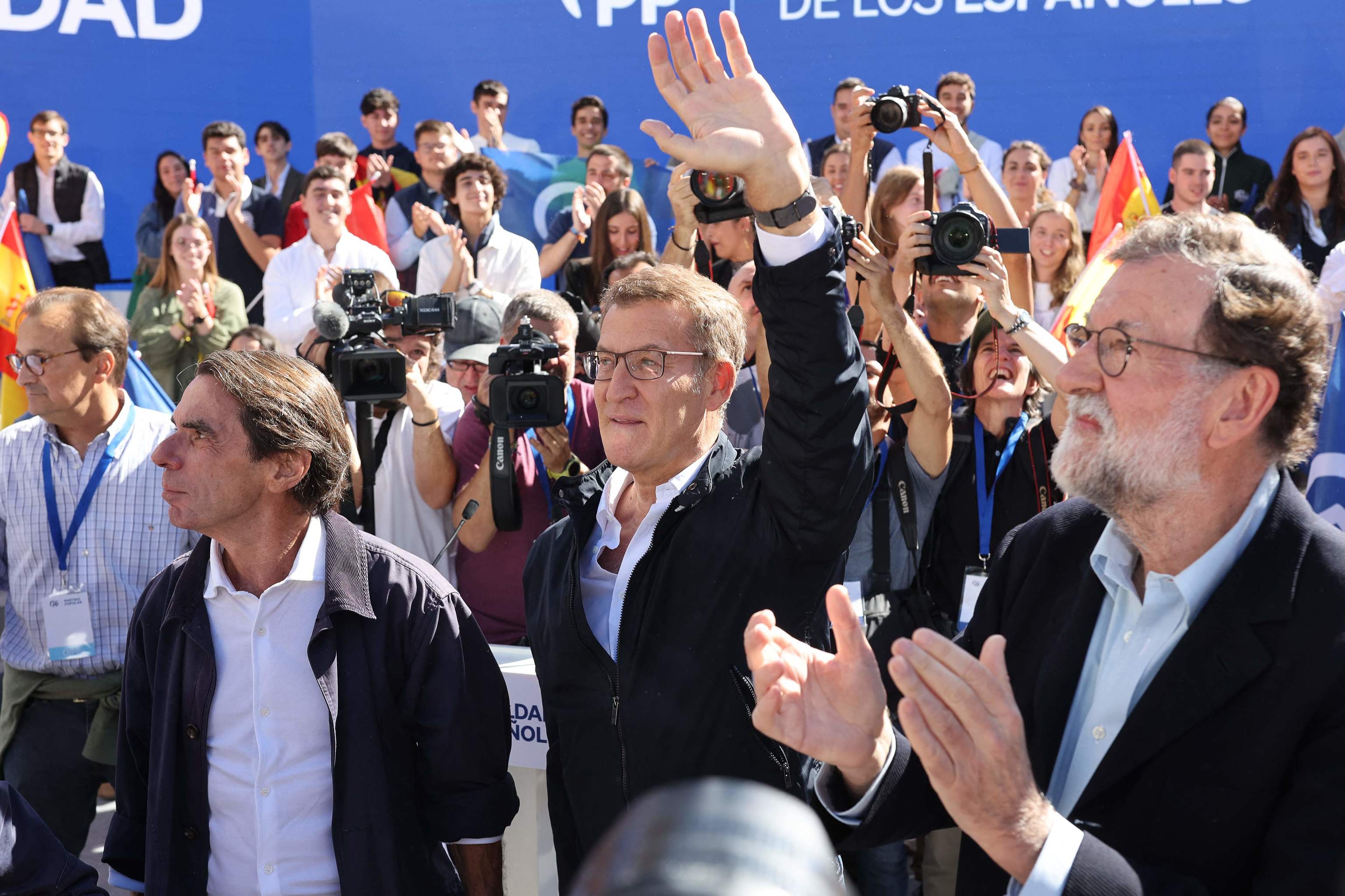 Feijóo, entre Aznar y Rajoy, a su llegada al acto del PP.