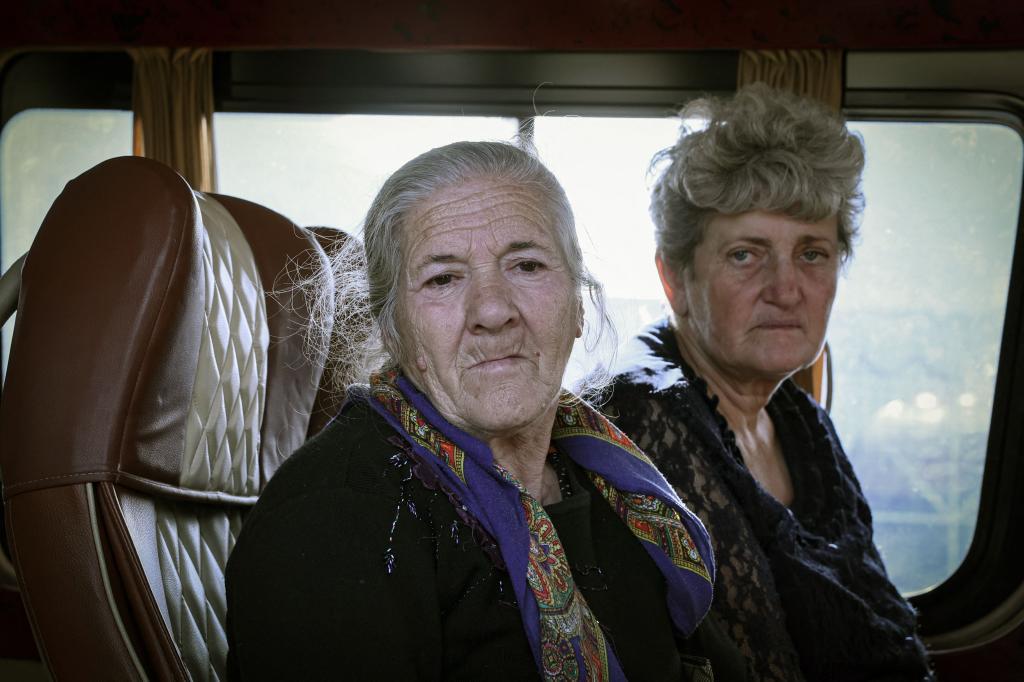 Refugiados de Nagorno-Karabaj, en un autob