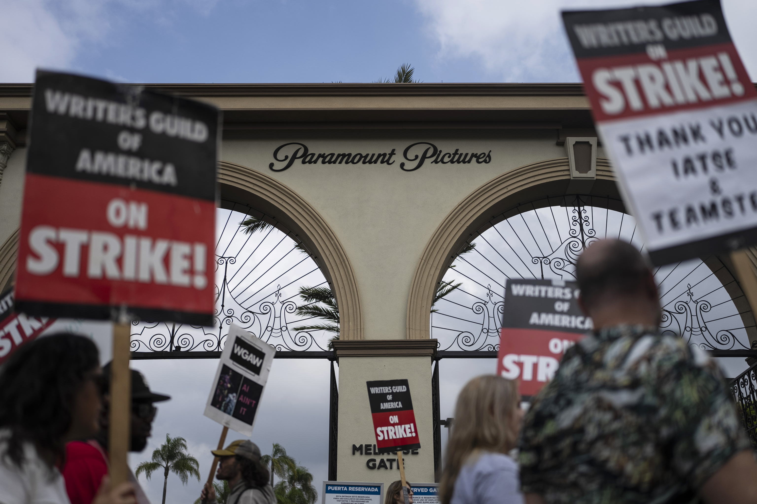 Varias personas con carteles de protesta en las puertas de los estudios de Paramount.