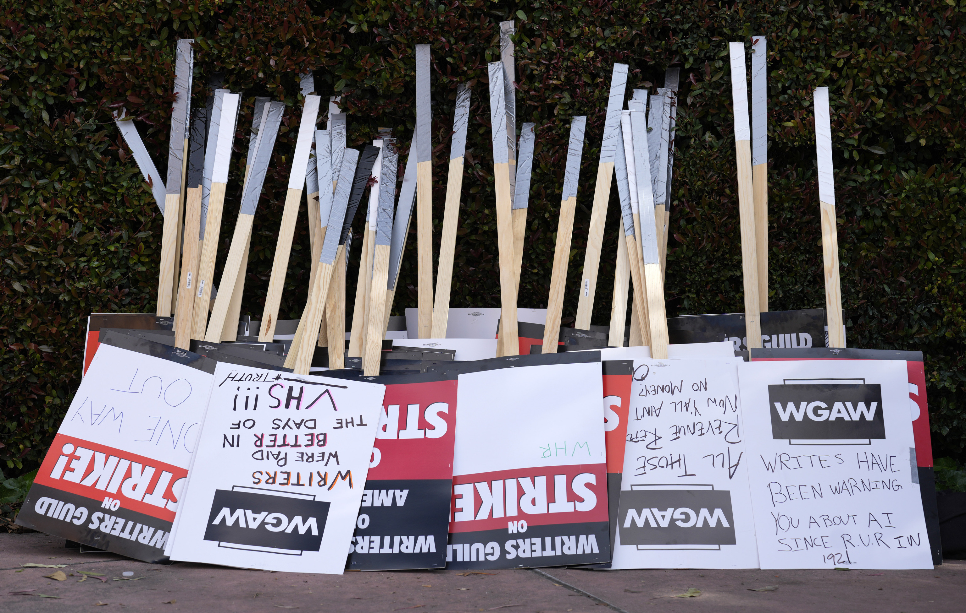 Varios carteles de los huelguistas puestos en el suelo.