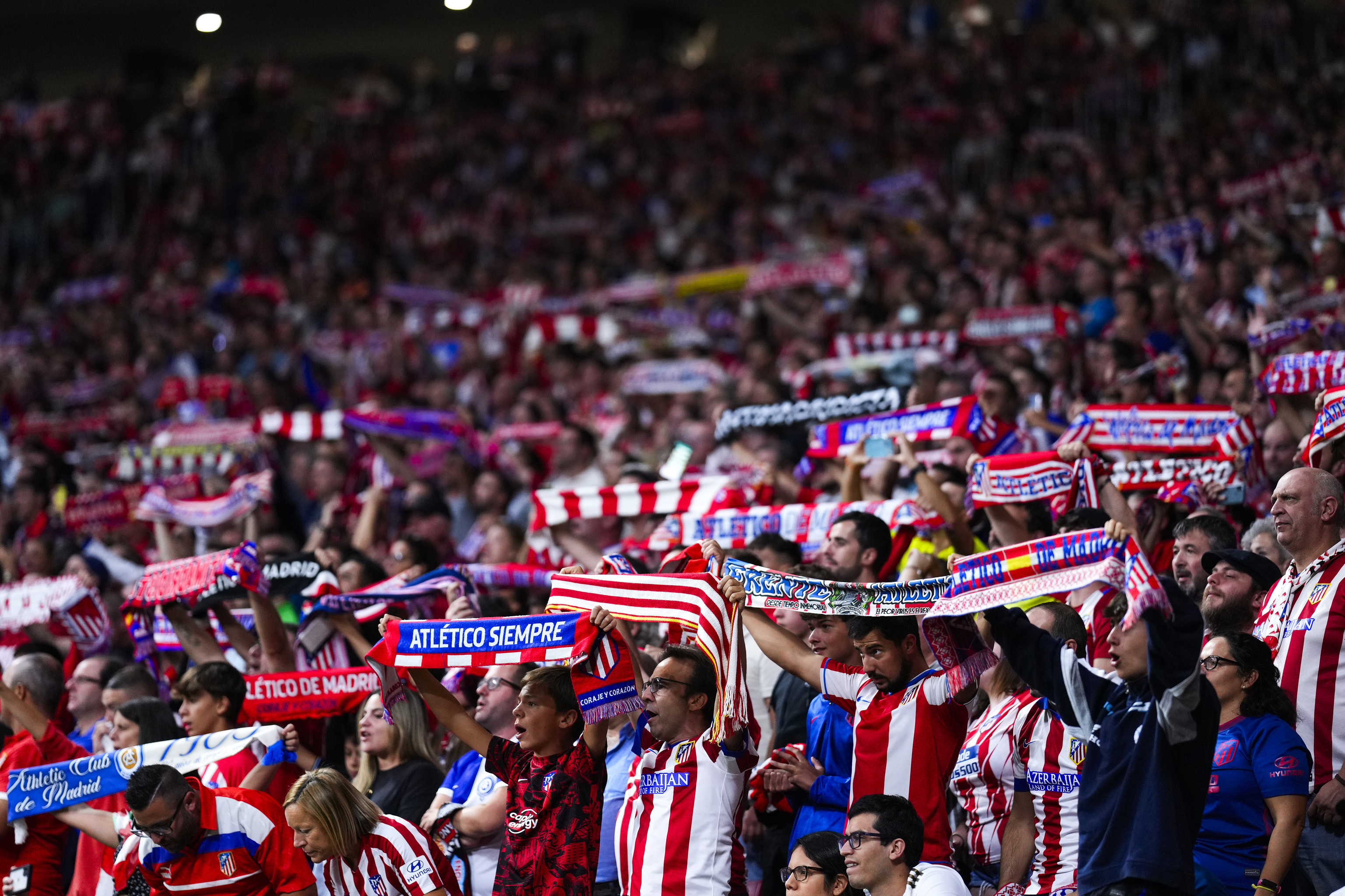 Aficionados del Atlético, durante el derbi en el Metropolitano.