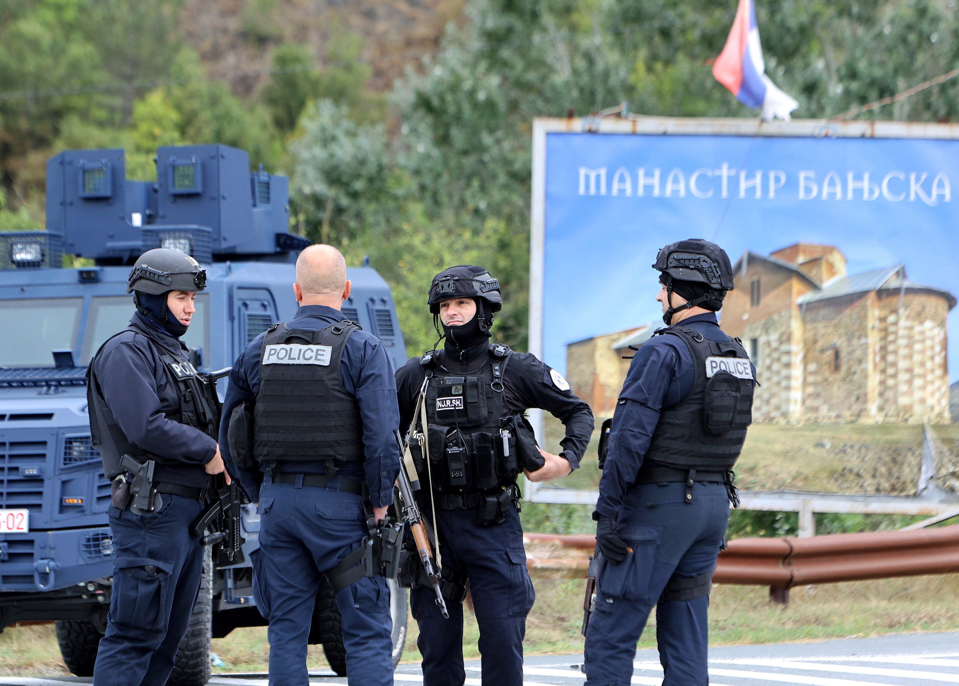 Policías de Kosovo controlan una carretera cerca de Banjska.