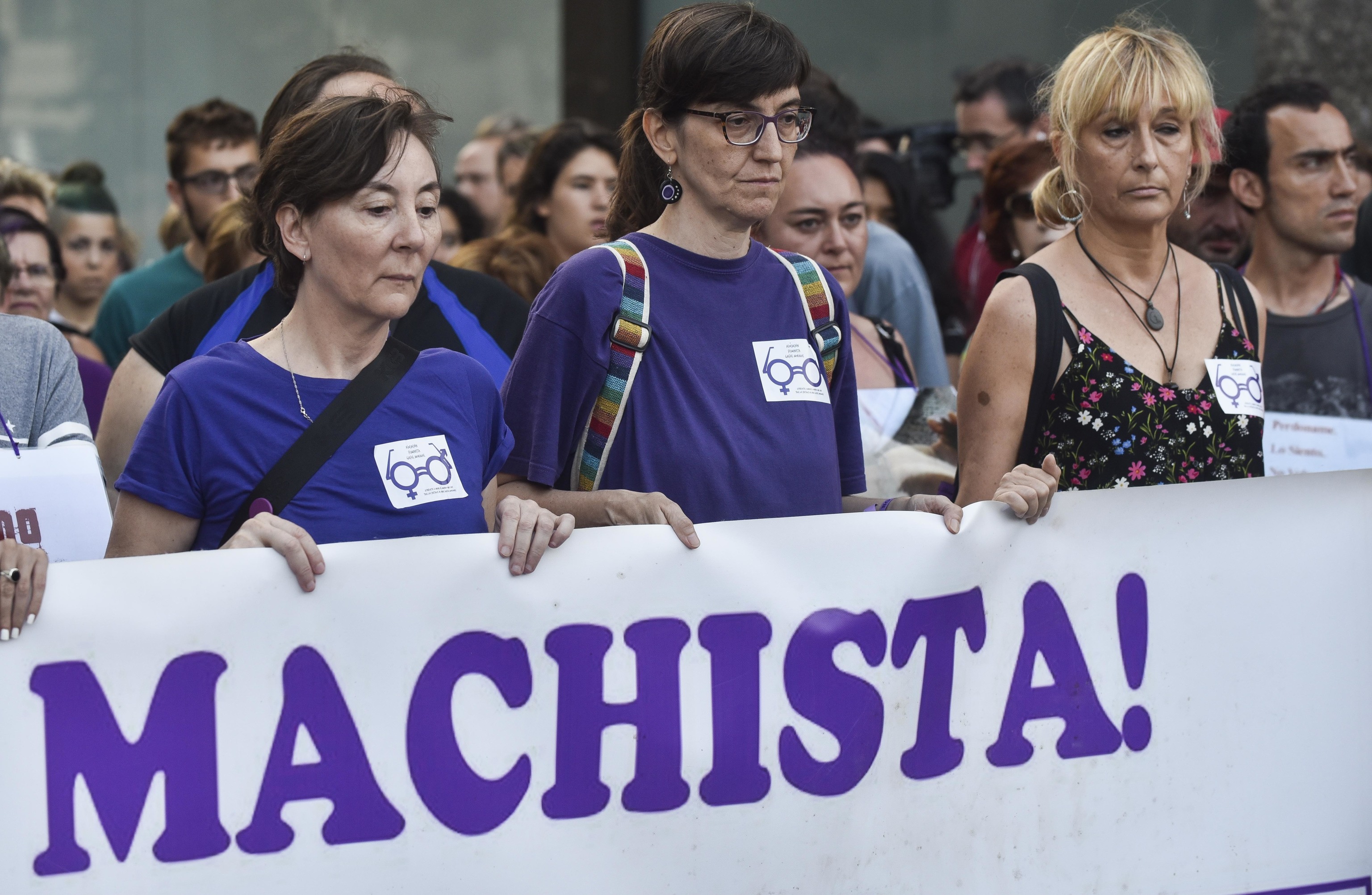 Varias mujeres participan en una manifestación de protesta por un crimen machista en Bilbao.