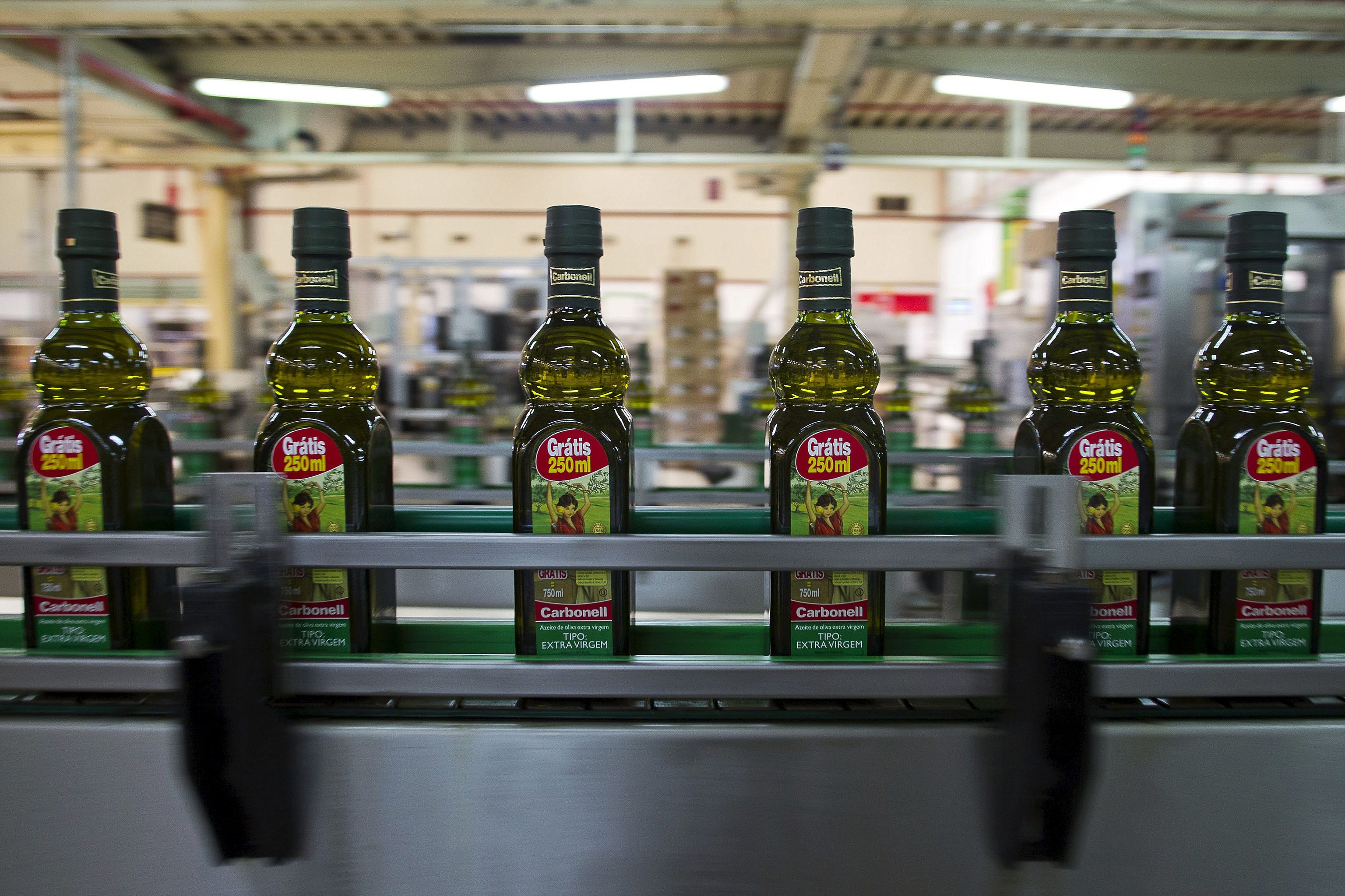 El desplome del consumo de aceite de oliva por la escalada del precio golpea al sector y hunde las ventas hasta un 40%