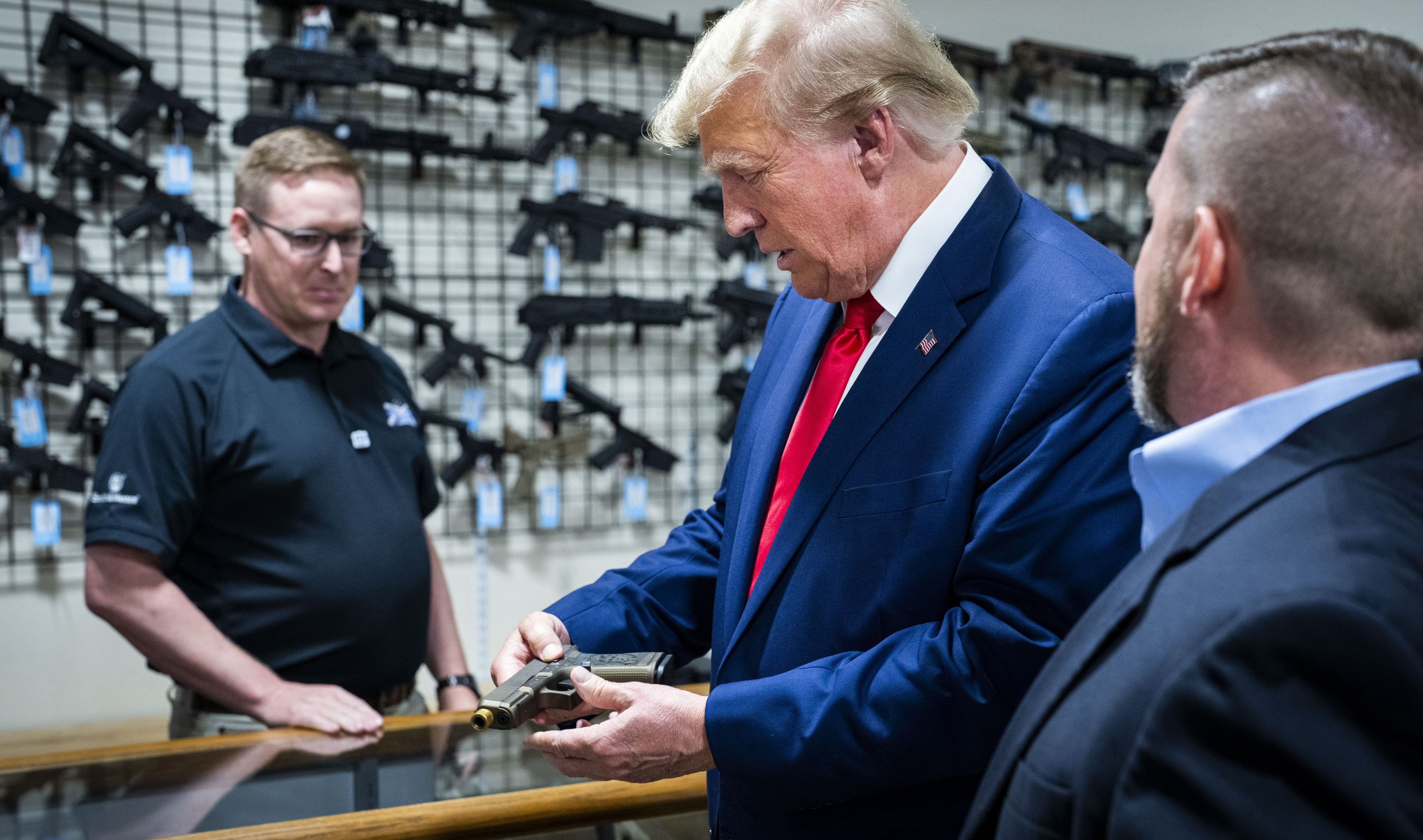 Polémica al decir Trump en un acto de campaña que quiere comprarse una pistola