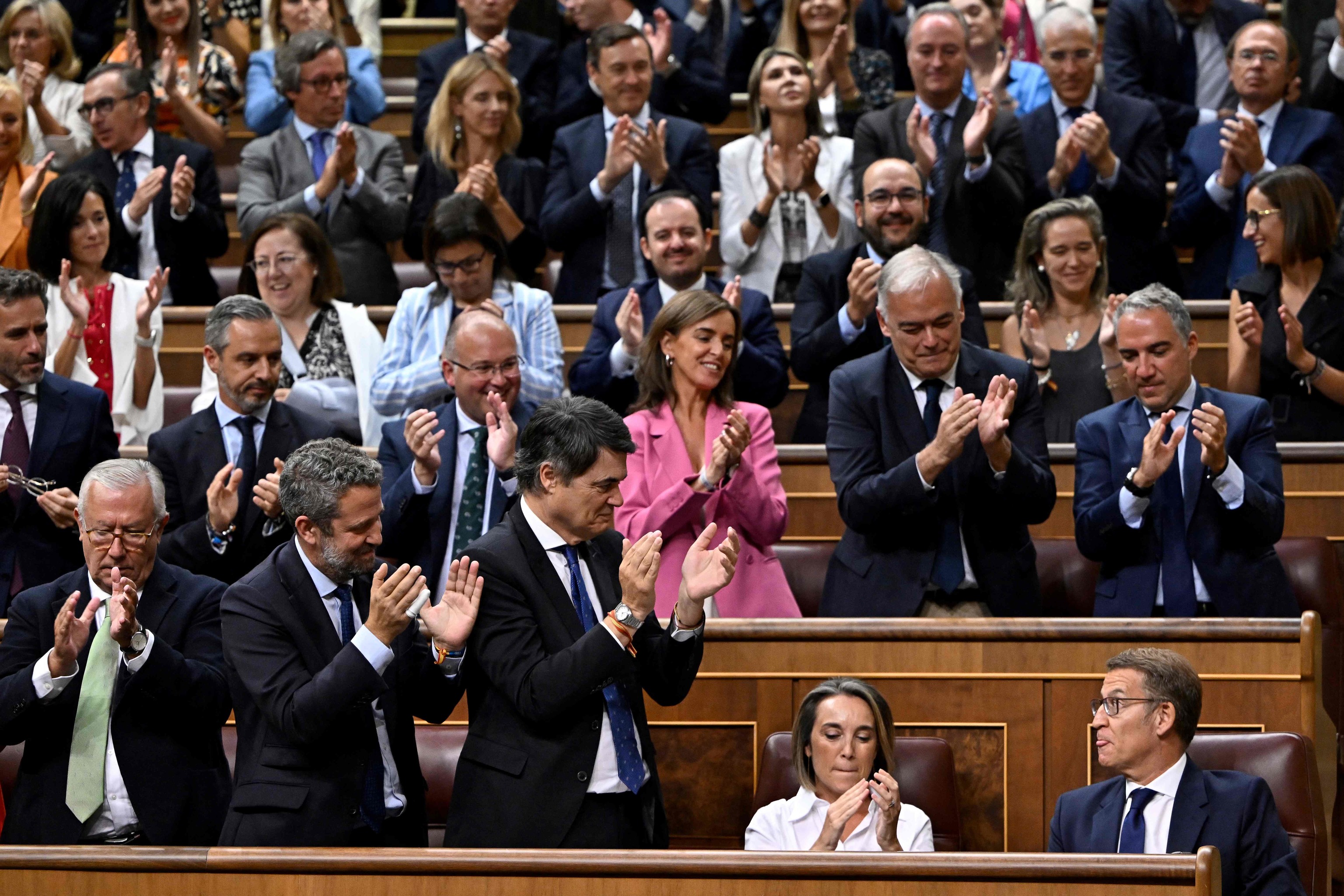 La bancada del PP aplaude a su líder, Alberto Núñez Feijóo, tras su discurso de investidura.