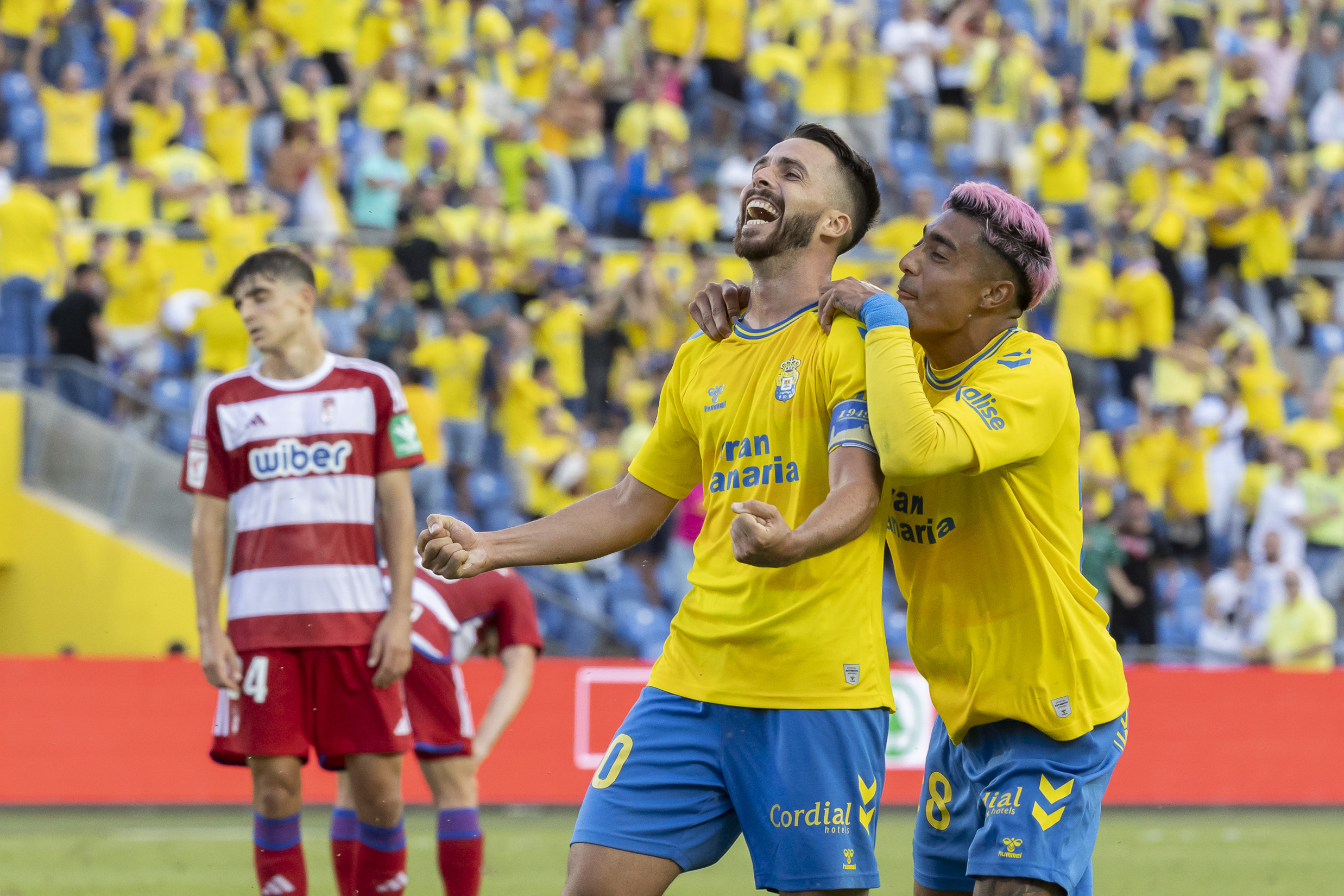 Kirian Rodrguez (izda.) celebra su gol frente al Granada.