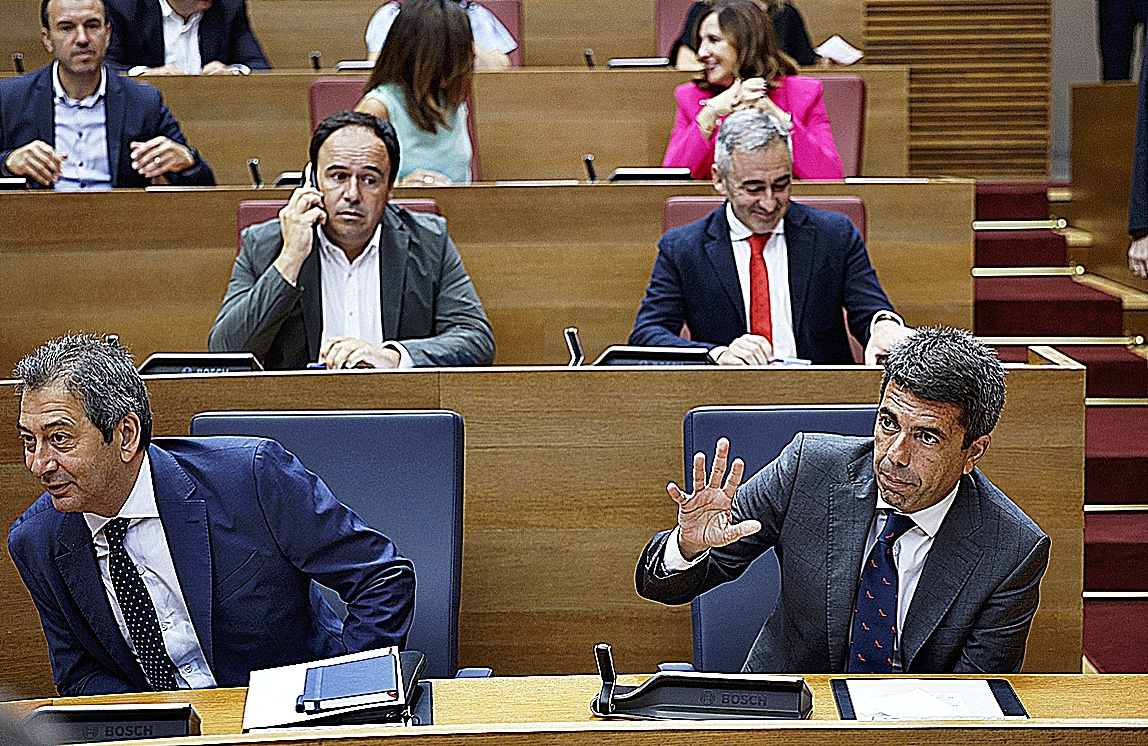 El vicepresidente, Vicente Barrera, junto al presidente de la Generalitat, Carlos Mazón, en las Cortes.