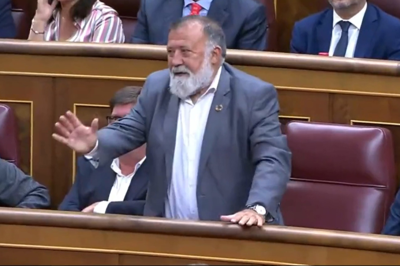 El diputado socialista Herminio Sancho, tras votar por error a Alberto Núñez Feijóo en la investidura.