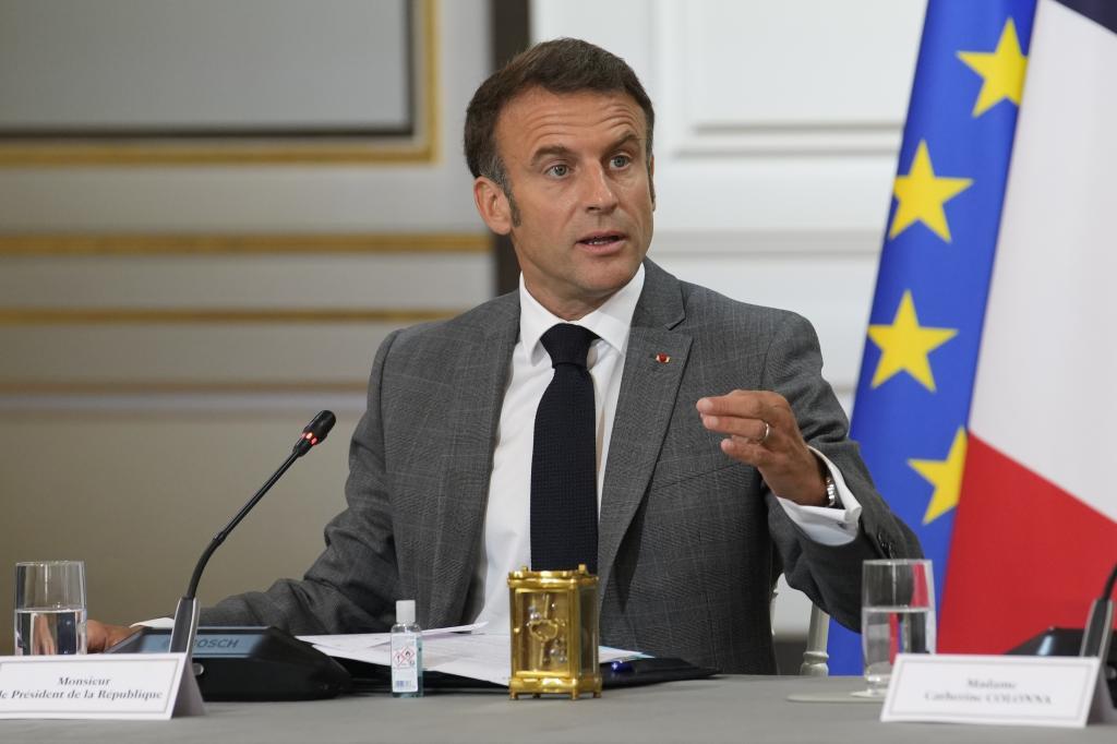 Macron suaviza el ajuste presupuestario previsto para controlar el déficit ante la persistencia de la inflación