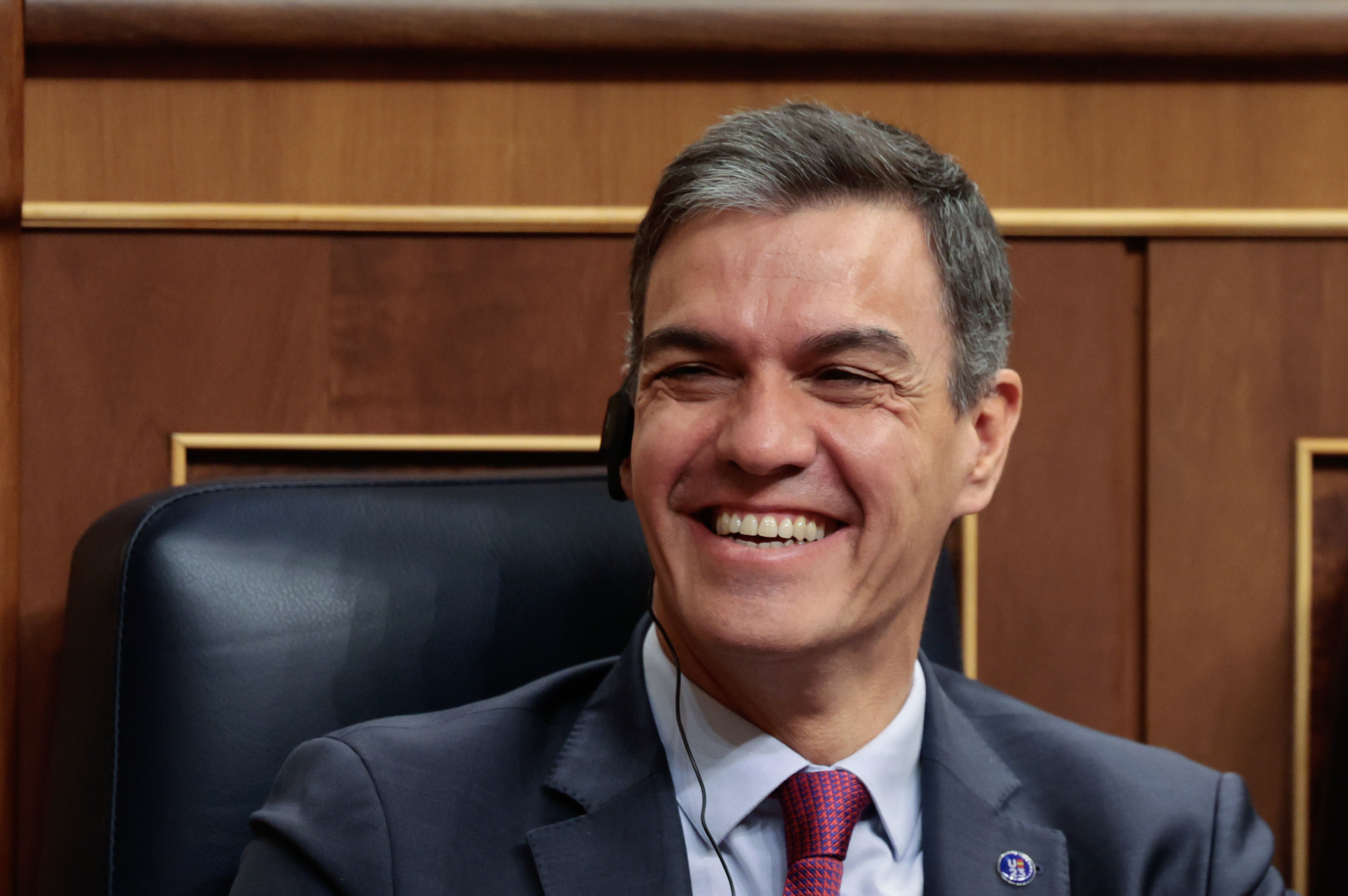 El presidente del Gobierno, Pedro Sánchez, ríe en su escaño del Congreso.