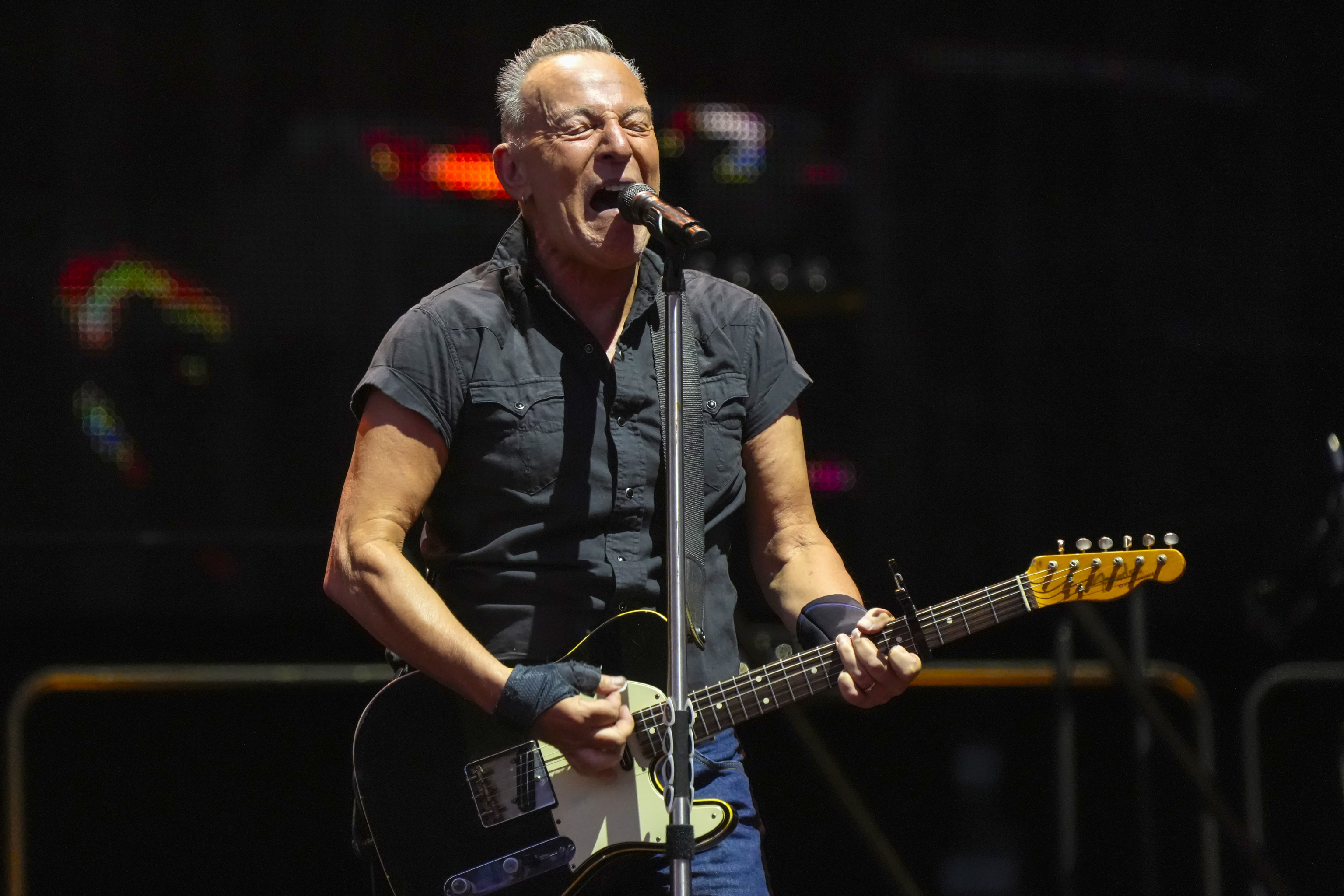 ARCHIVO - Bruce Springsteen y la E Street Band se presentan el miércoles 9 de agosto de 2023 en el estadio Wrigley Field en Chicago. La gira de Springsteen y la E Street Band en 2023 se pospondrá hasta 2024. (Foto de Rob Grabowski/Invision/AP, Archivo)