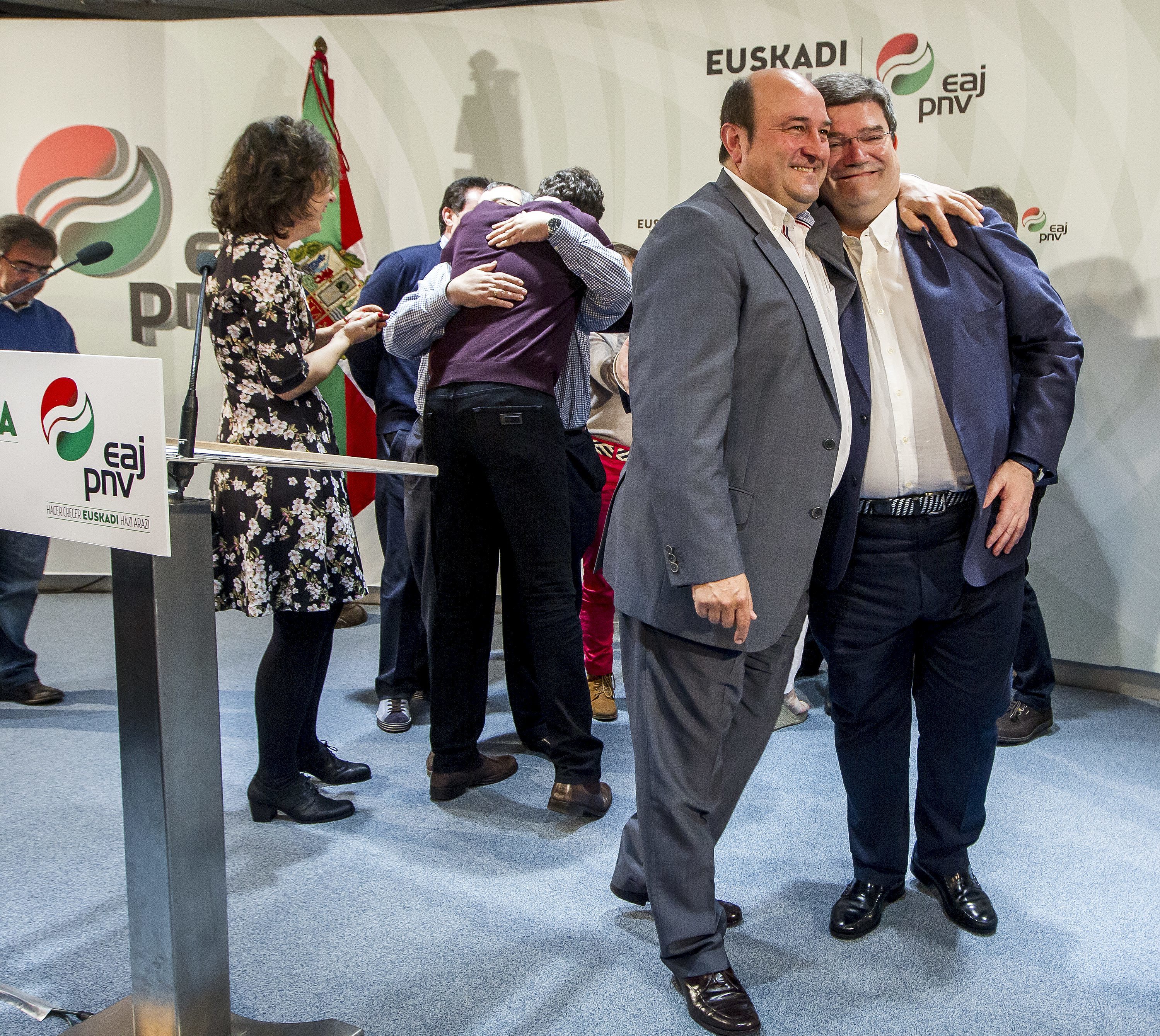 El presidente del PNV Andoni Ortuzar sonre junto al alcalde de Bilbao Juan Mari Aburto en la sede de Sabin Etxea.