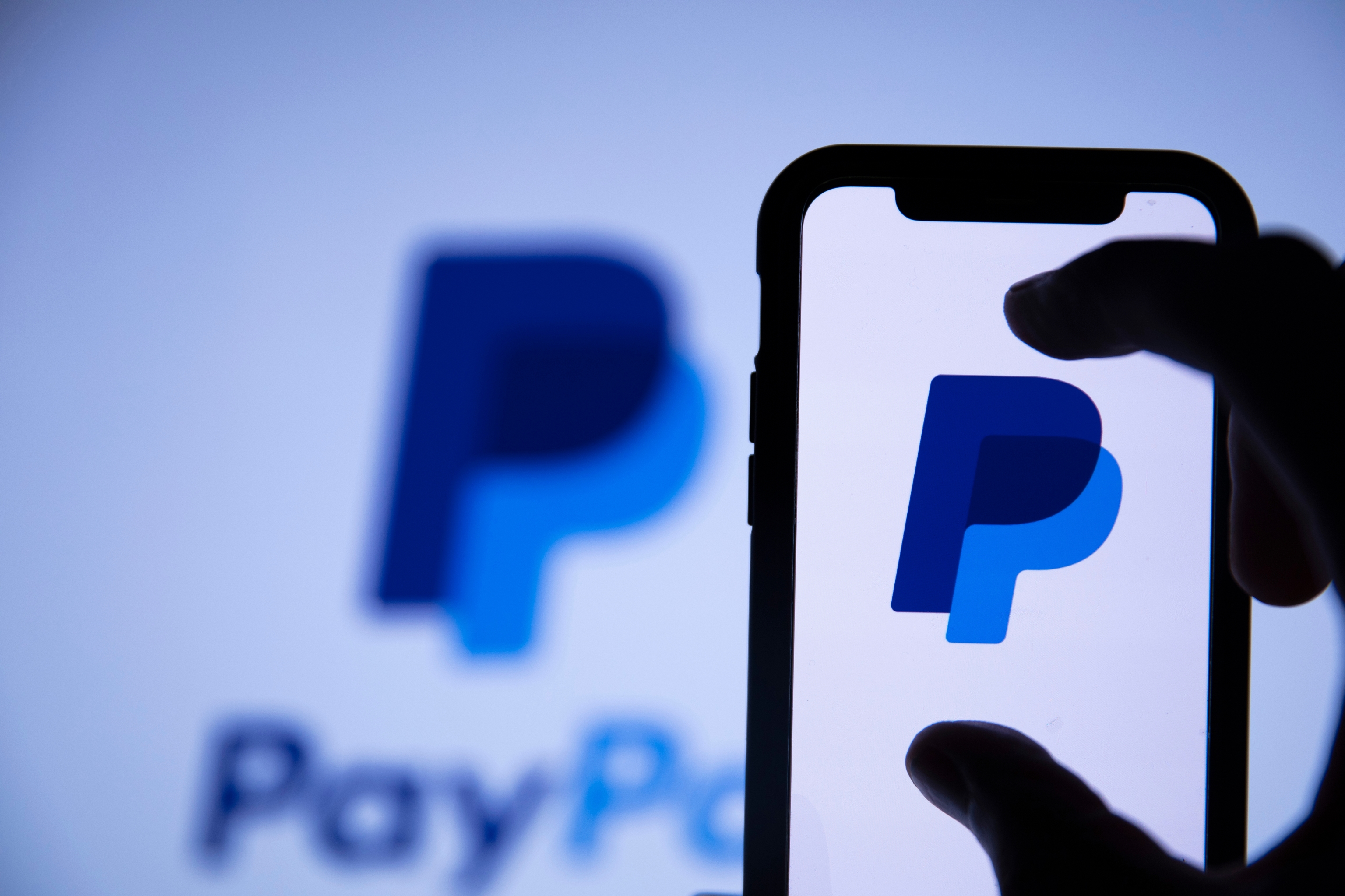 El logo de la empresa PayPal en un móvil