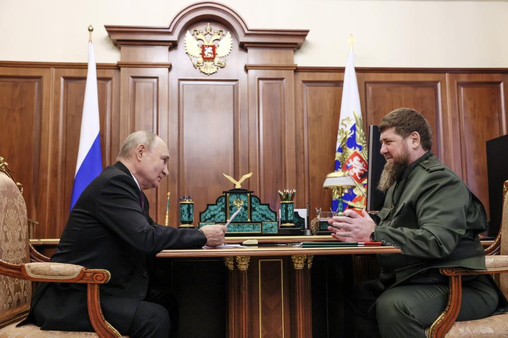 Putin se reúne con Kadírov en medio de la polémica en torno al hijo del líder checheno