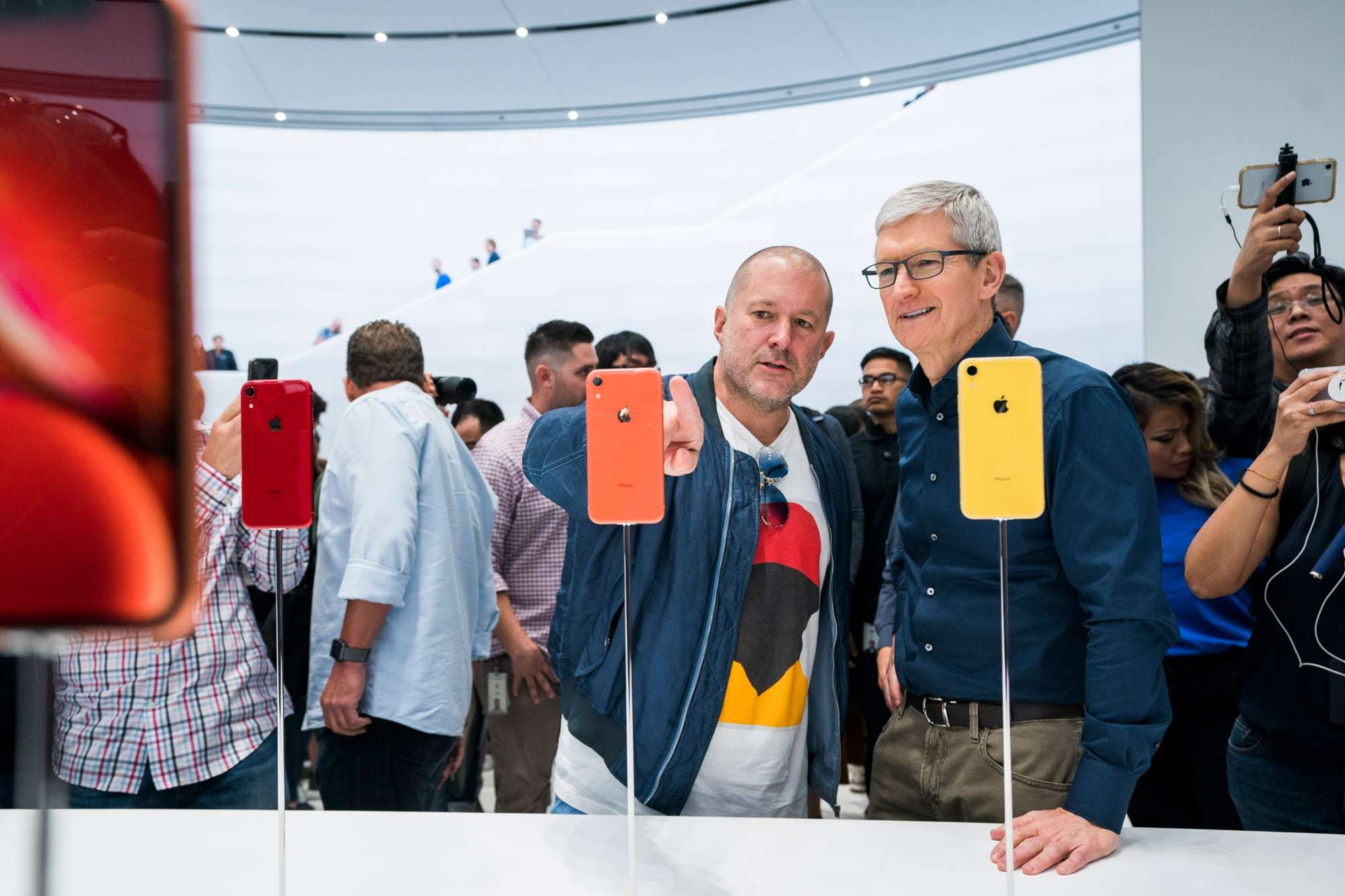 Jony Ive junto al CEO de Apple, Tim Cook.