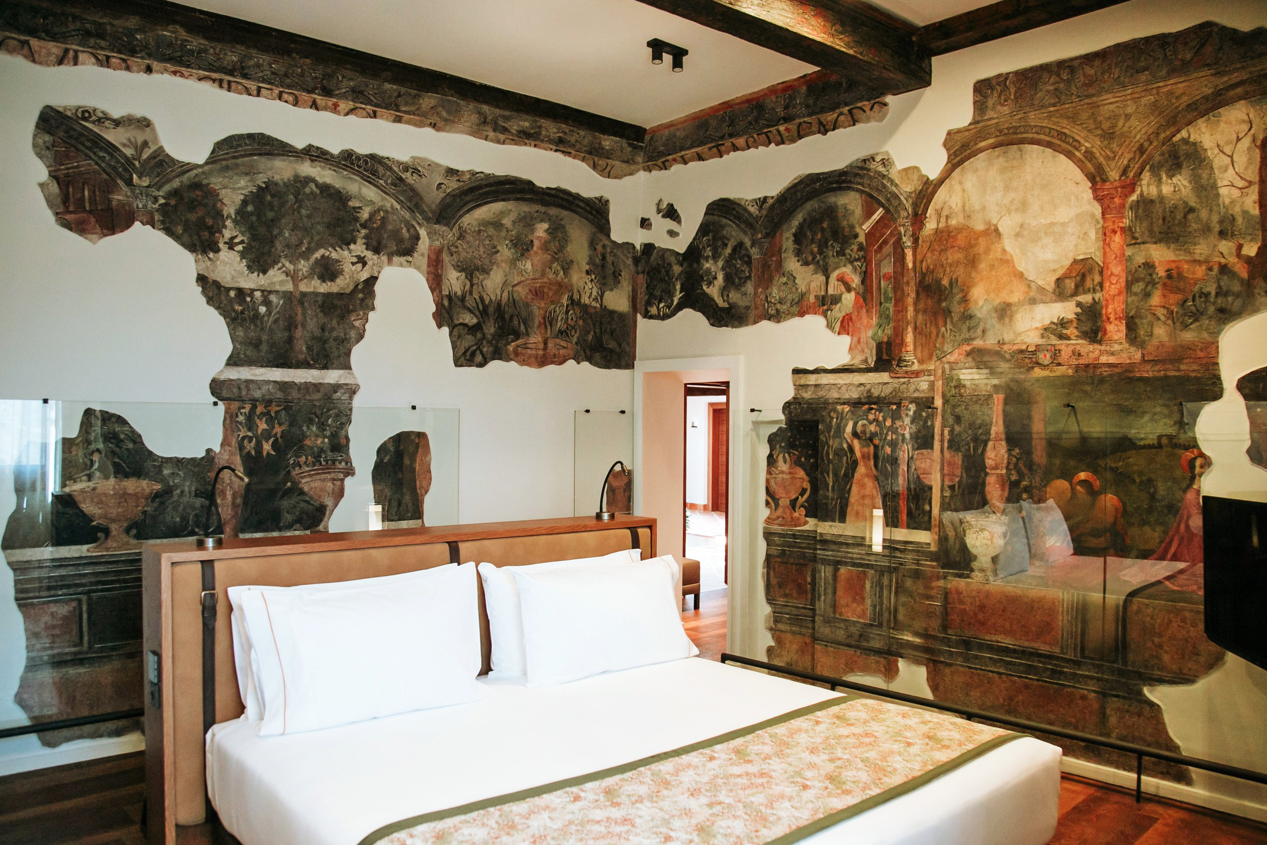 Una de las habitaciones con frescos del nuevo Áurea.
