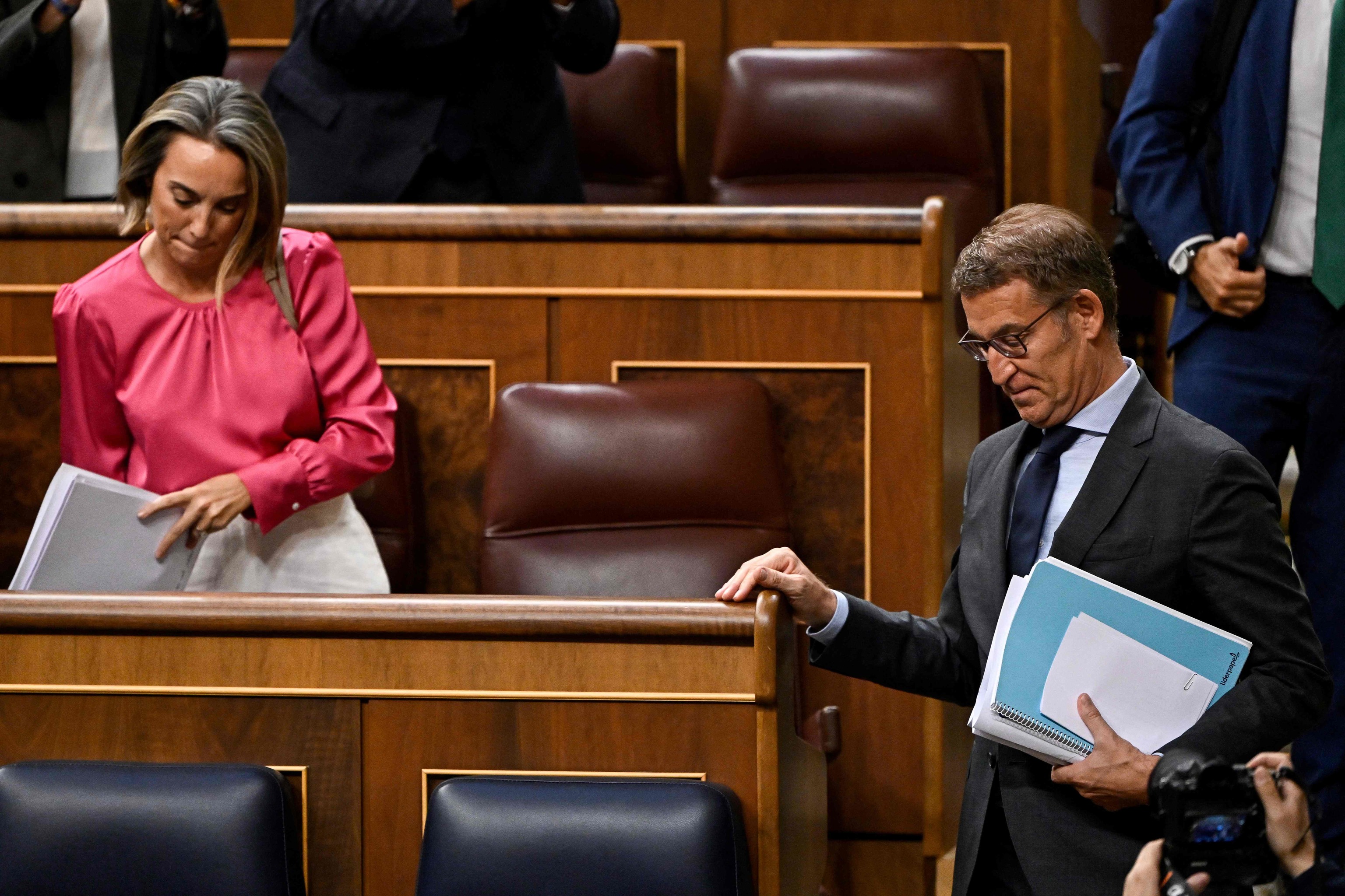 Alberto Núñez Feijóo, junto a Cuca Gamarra, el miércoles, en la primera votación del debate de investidura.