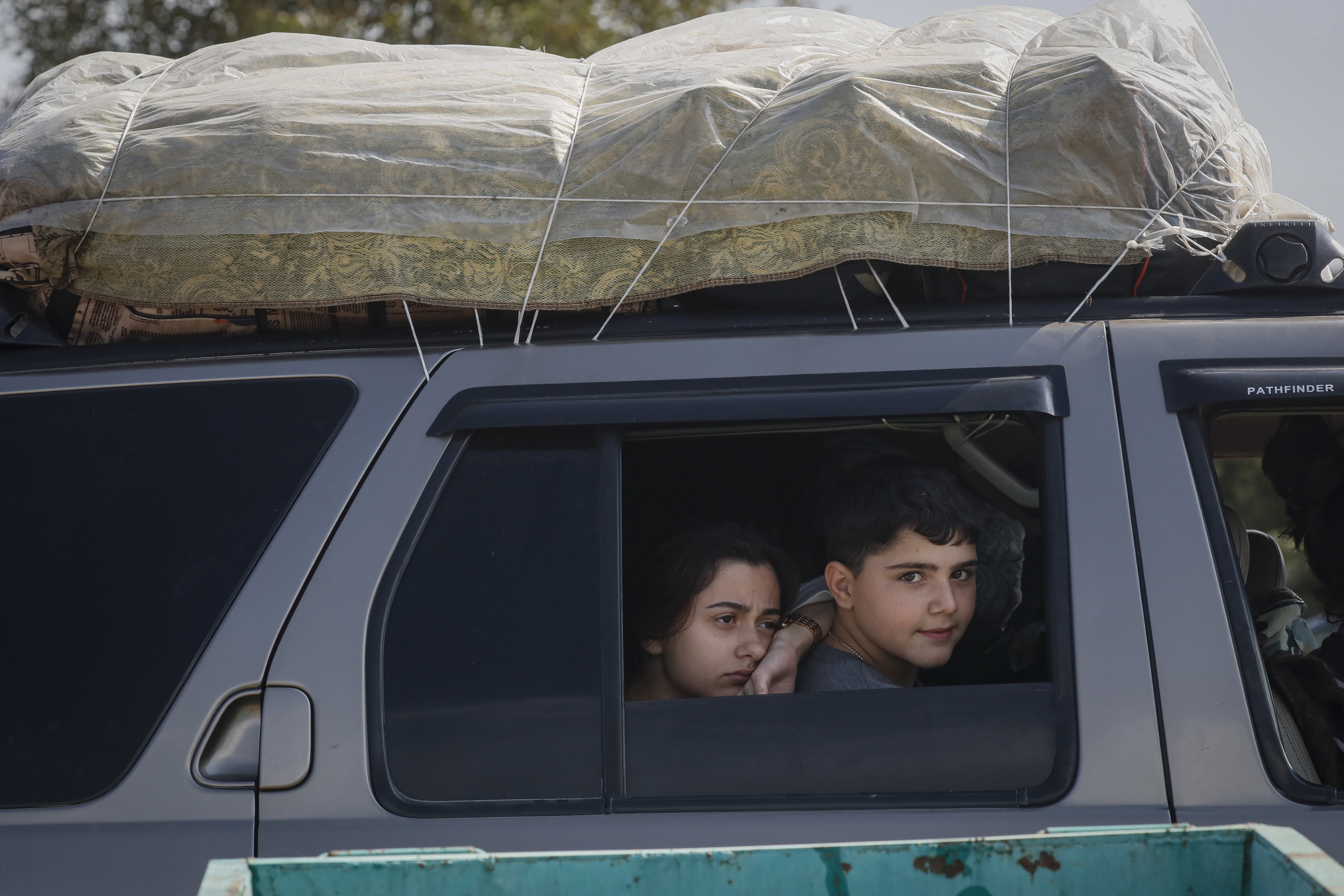 Armenios de Nagorno-Karabaj en un coche cruzando la frontera con Azerbaiyán.