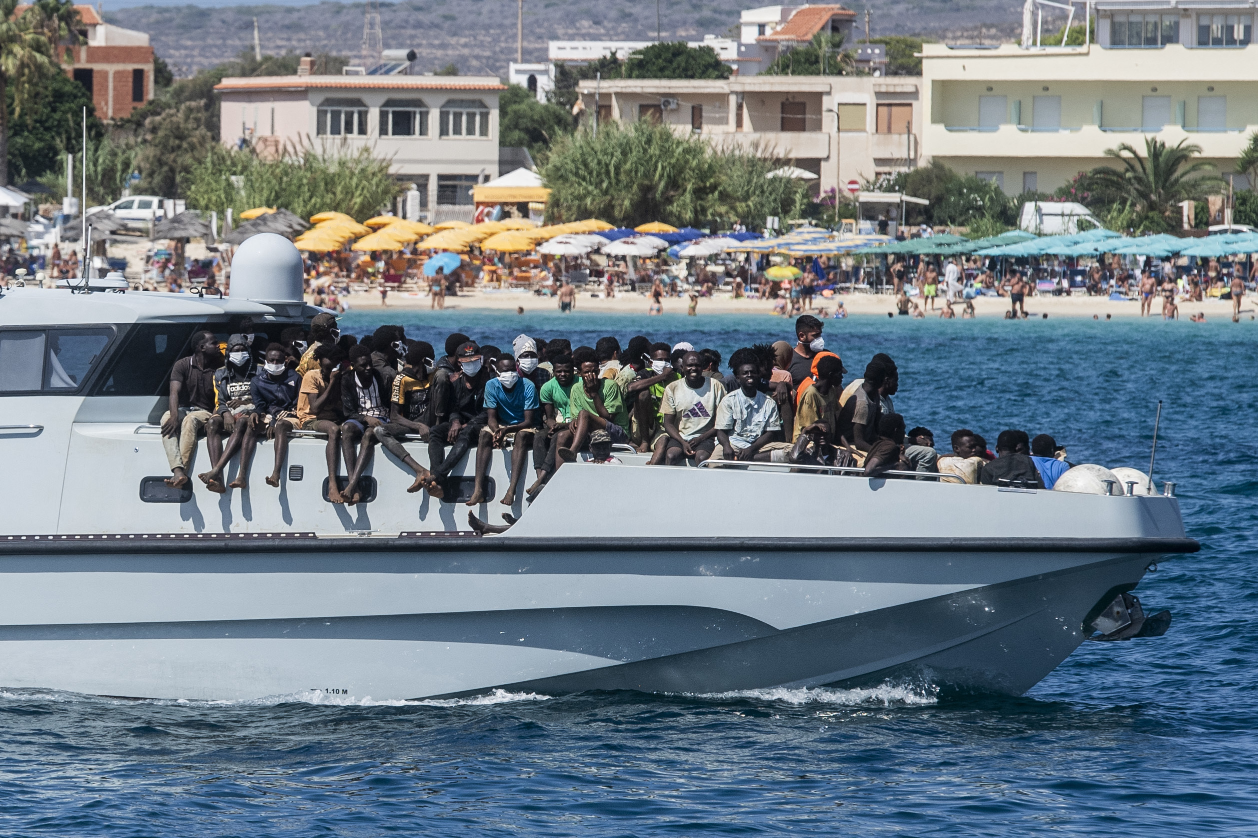 Un barco lleno de migrantes en el puerto de Lampedusa.