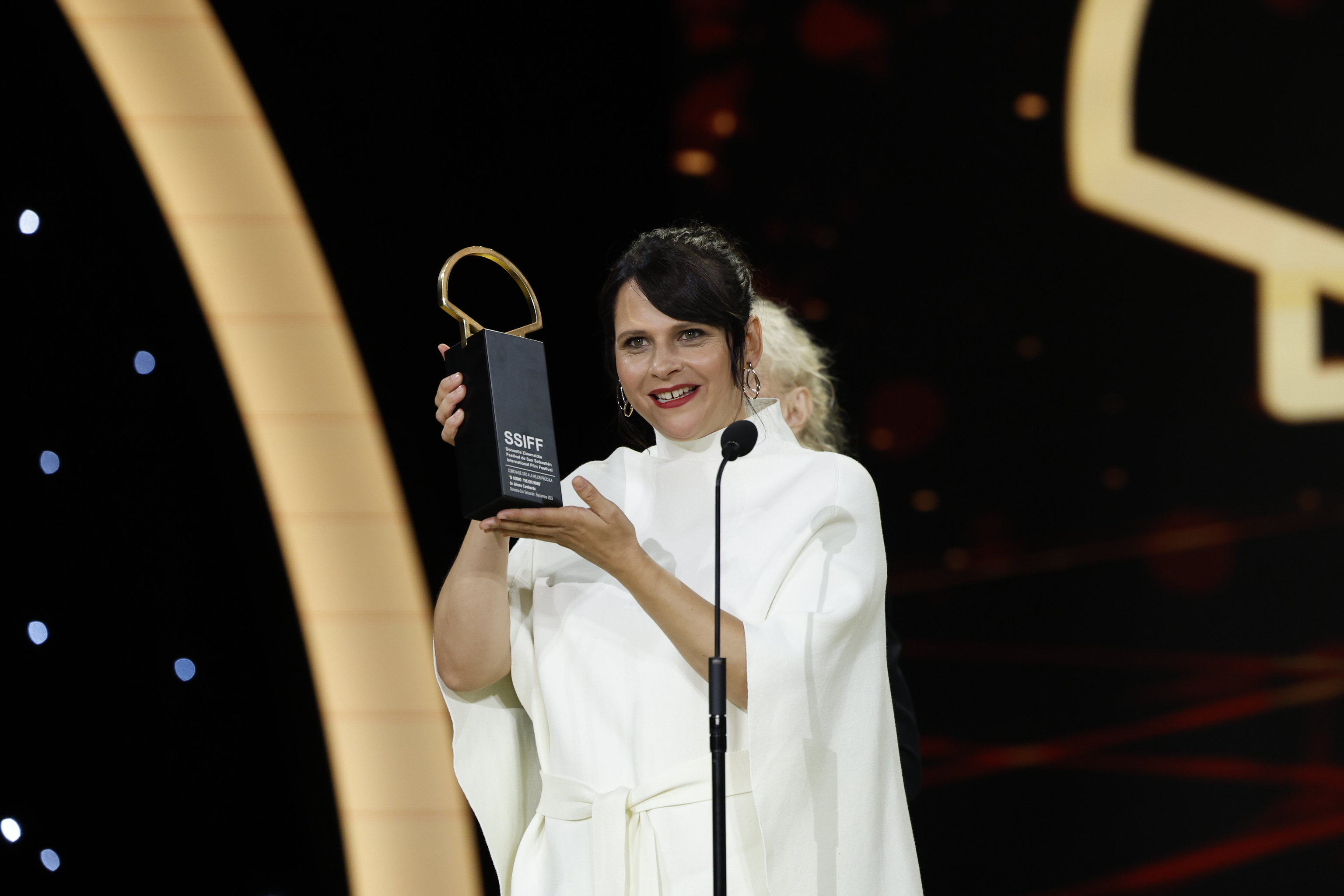 La cineasta donostiarra Jaione Camborda, con la Concha de Oro a la Mejor Película por 'O Corno'