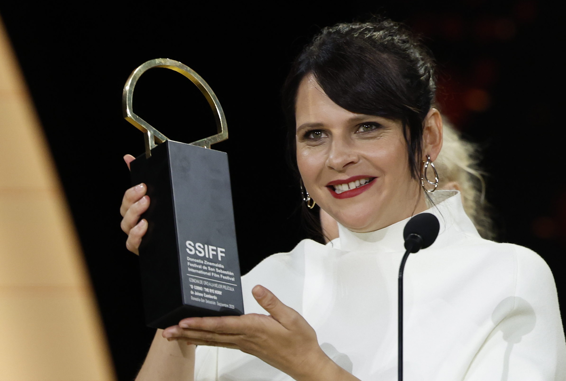 La cineasta donostiarra  Jaione Camborda con  la Concha de Oro a la Mejor Película por 'O Corno'.