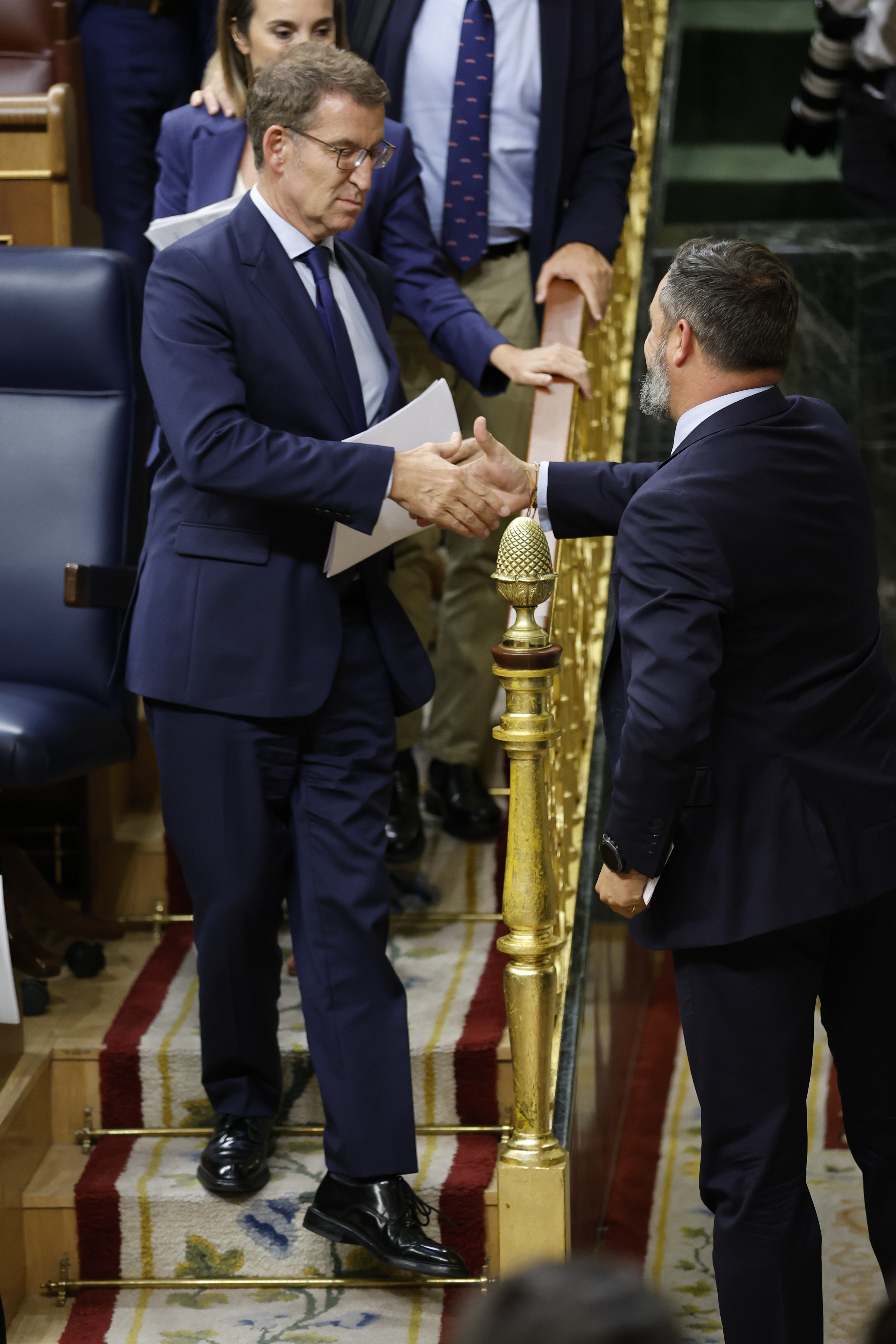 Alberto Núñez Feijóo y Santiago Abascal se saludan durante el debate de investidura en el Congreso.