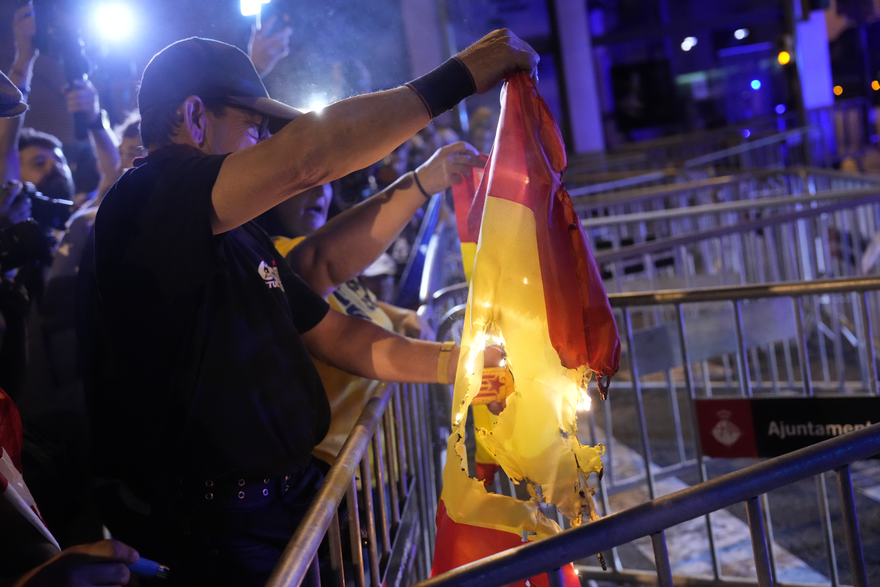 Un manifestante quema una bandera de España en una protesta, ayer, en Barcelona, para recordar el 1-O.