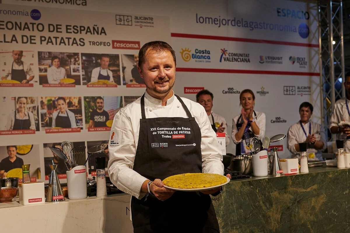 El chef Pedro José Román con la tortilla ganadora.