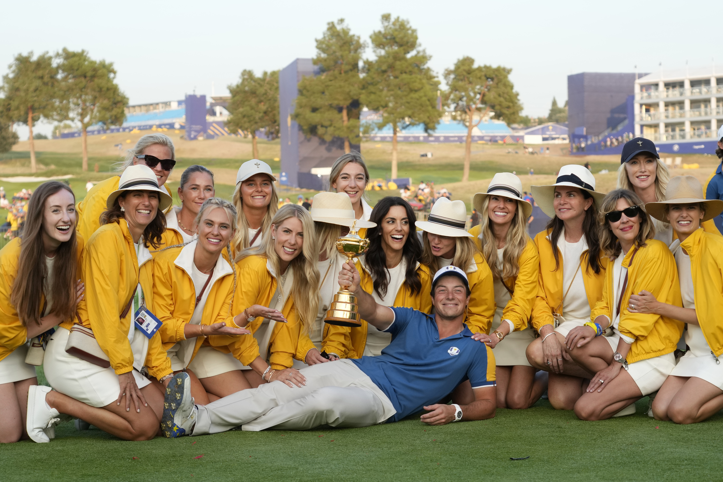 El golfista Viktor Hovland posa junto a las parejas de sus compañeros.