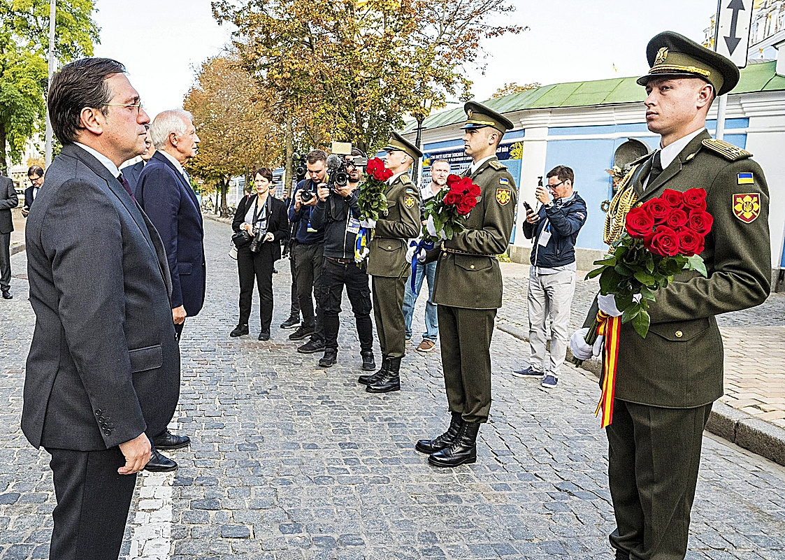 Albares rinde homenaje en Kiev a los soldados ucranianos.