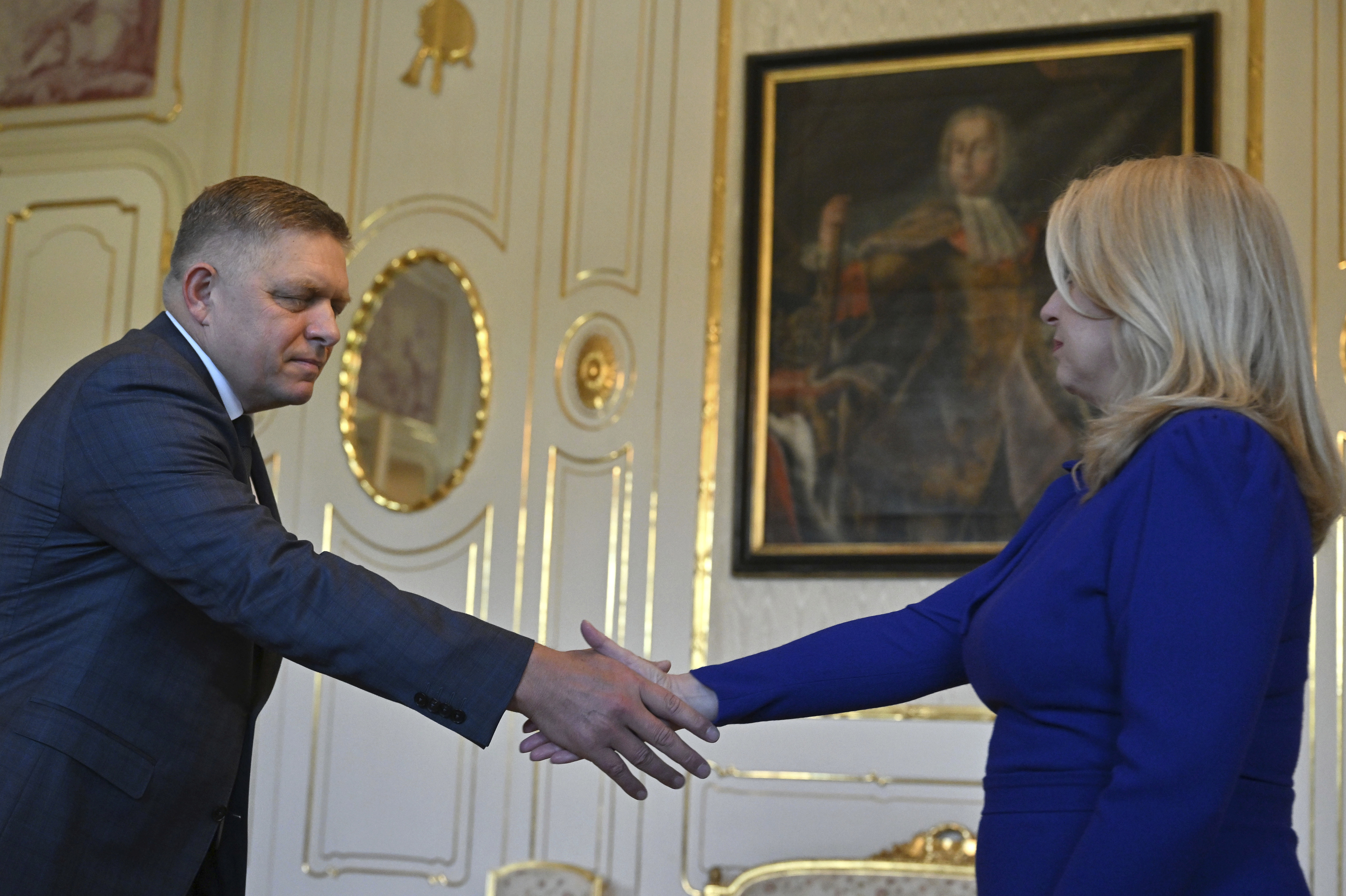 La presidenta de Eslovaquia, Zuzana  Caputova, estrecha la mano de Robert  Fico, hoy en Bratislava.