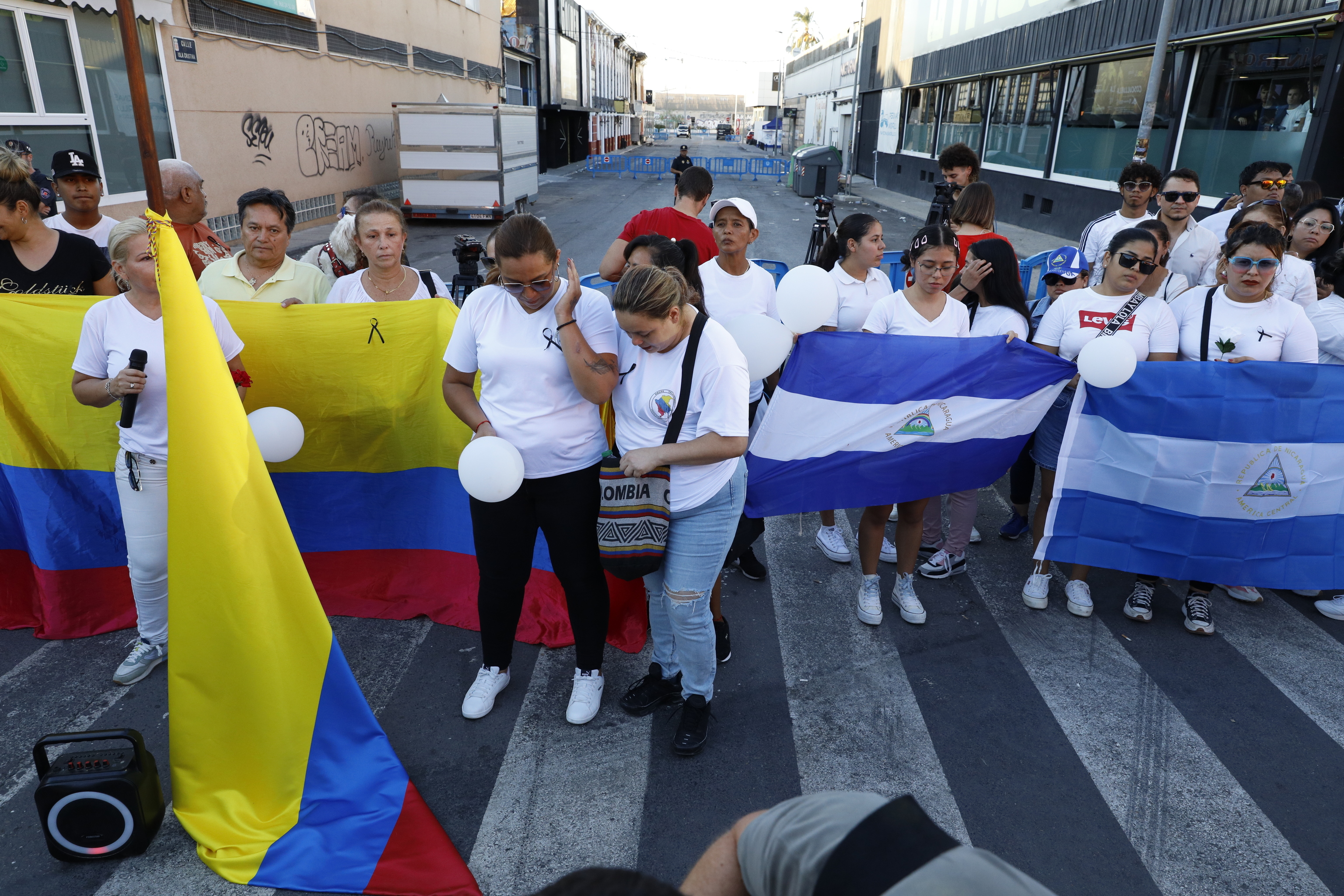 Familiares de los fallecidos en la tragedia, con banderas de Colombia y Nicaragua