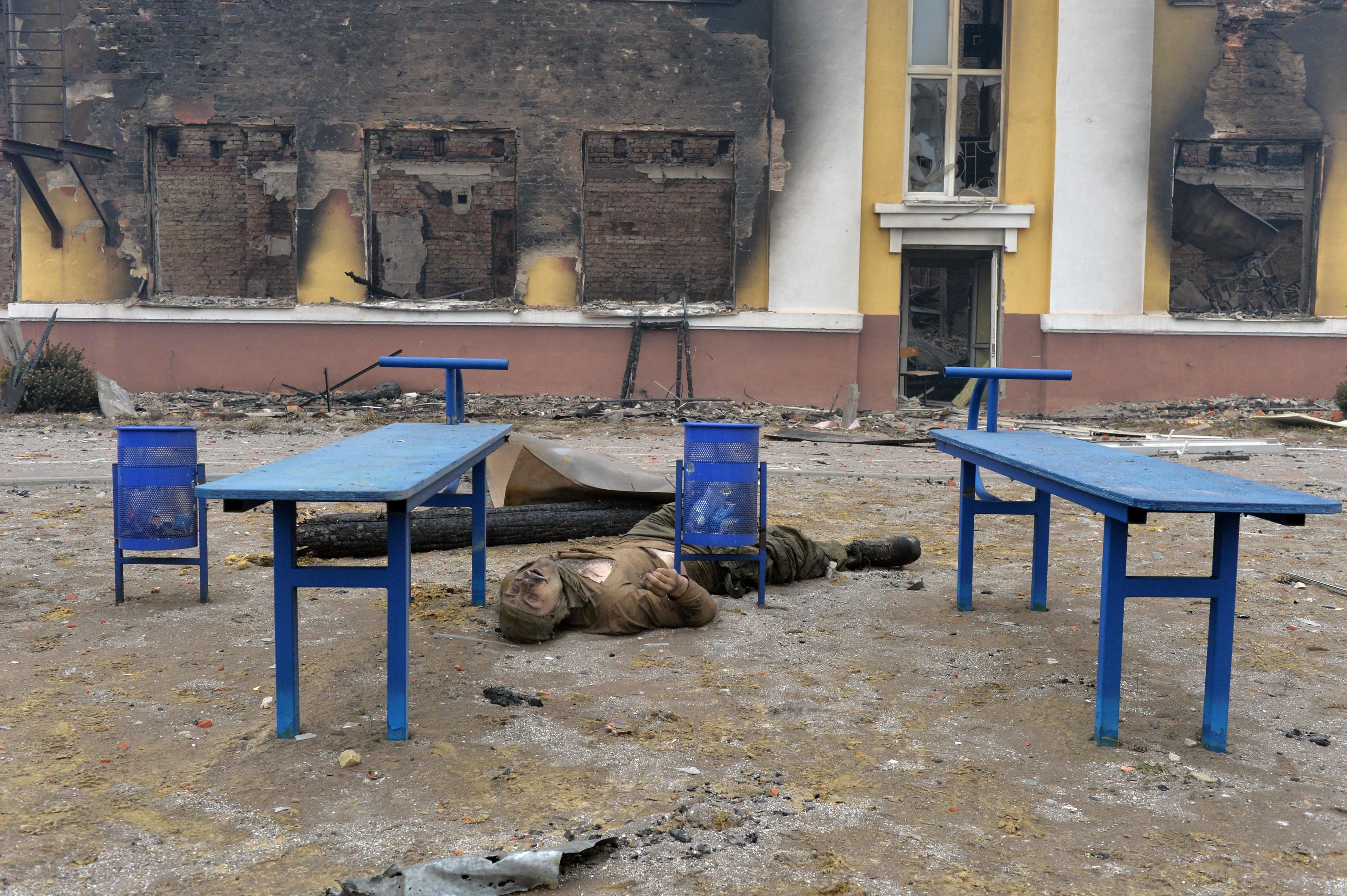 Un soldado ruso muerto en una escuela destruida de Jarkov.