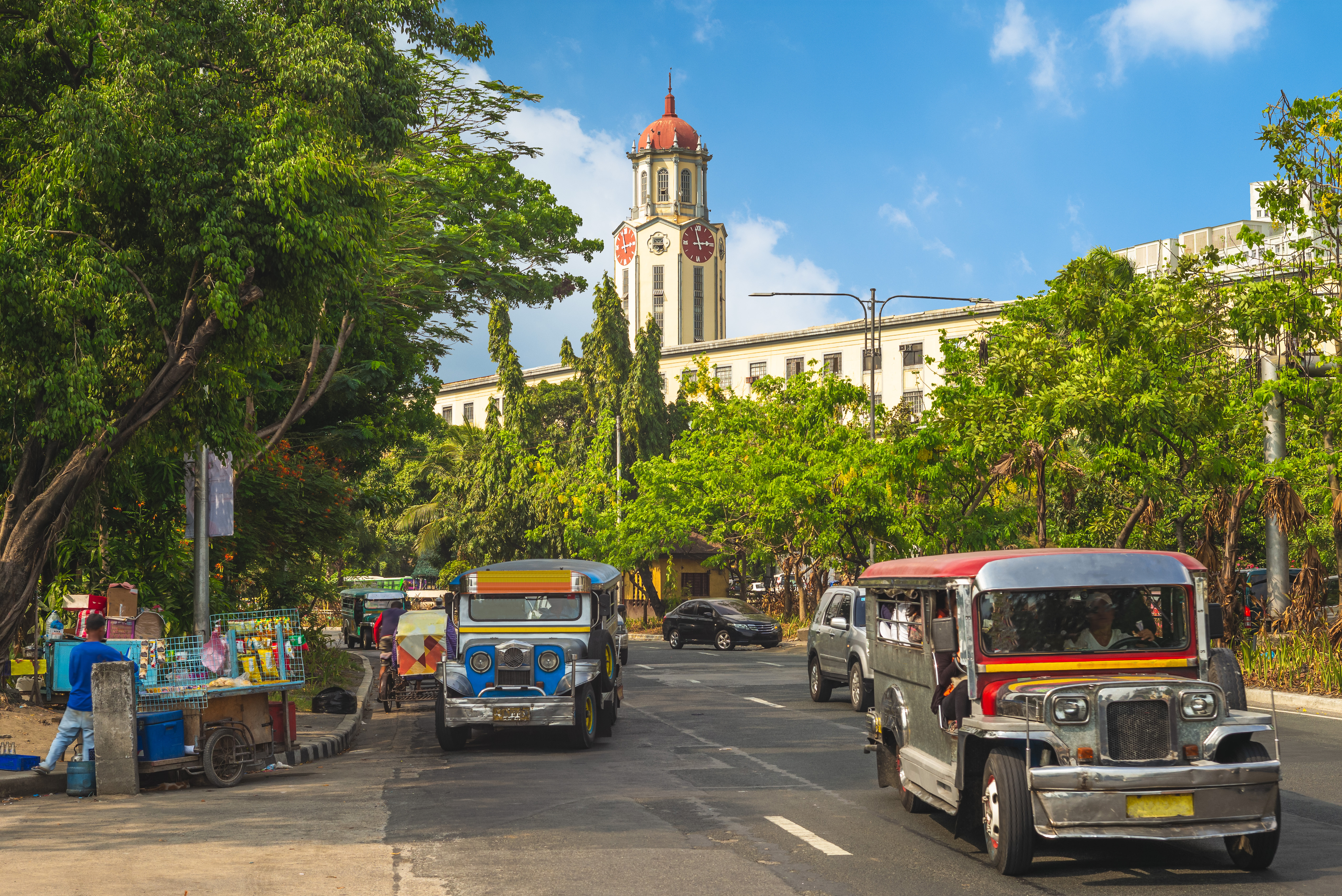 Calle de Manila con la Torre del Reloj al fondo.