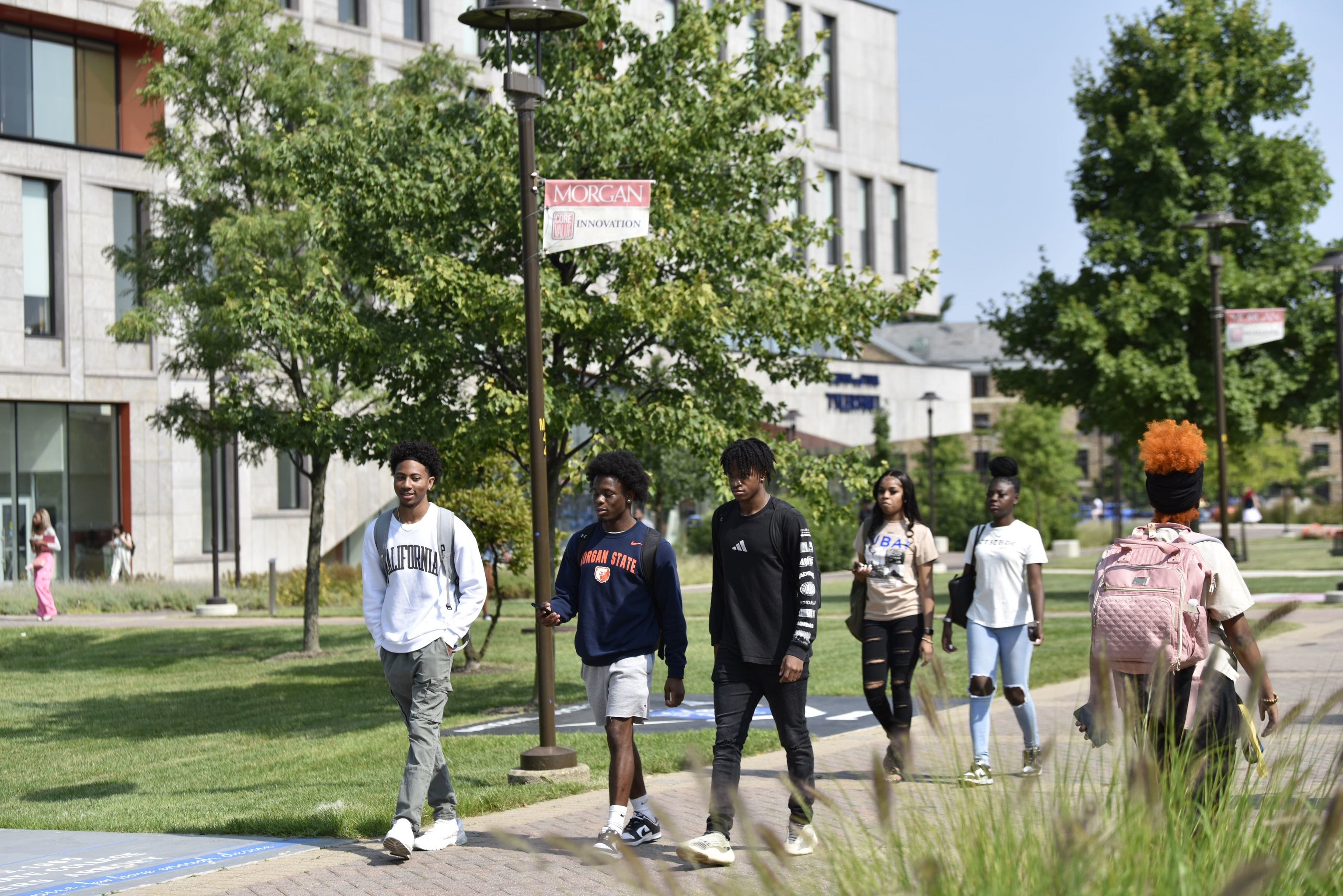 Varios estudiantes caminan por el campus de la Universidad Morgan State.