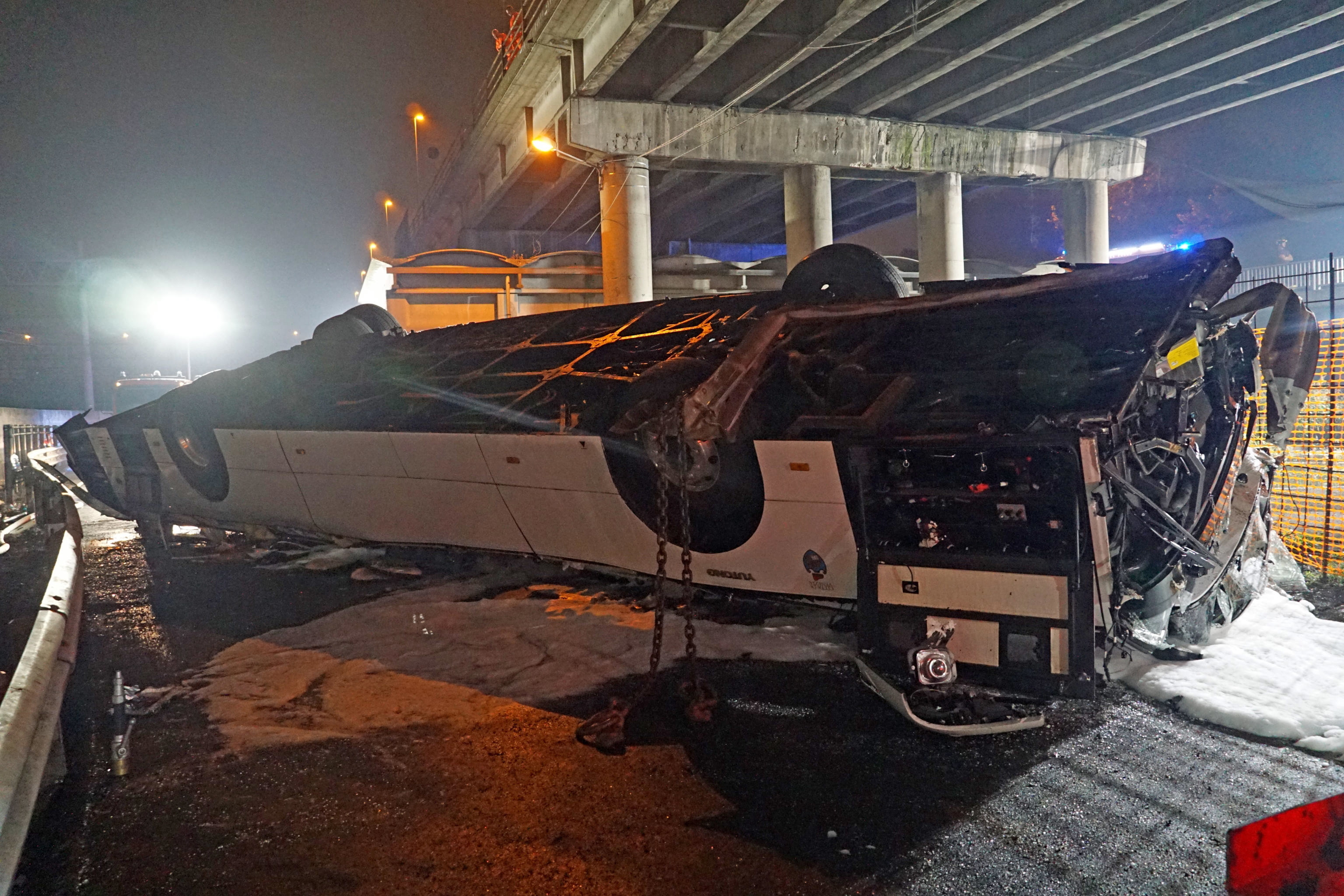 El conductor se desmayó, se durmió o el autobús se incendió antes de caer por el puente: las hipótesis sobre el accidente de Venecia