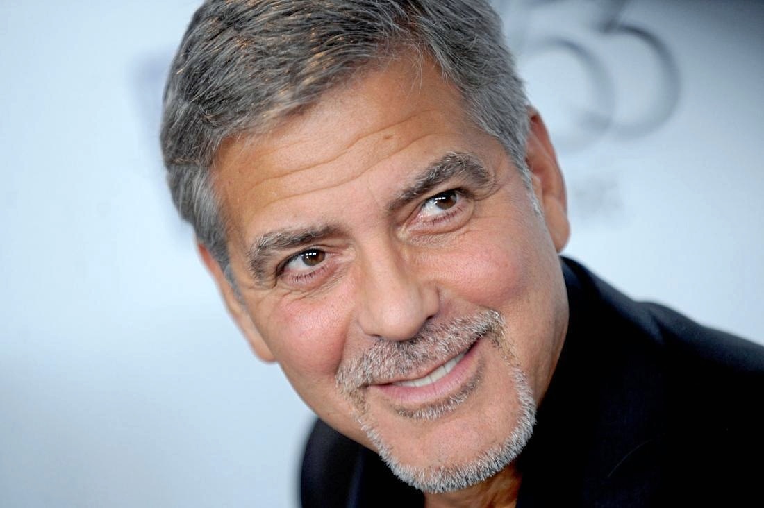 El actor George Clooney, con la barba y el pelo llenos de canas.