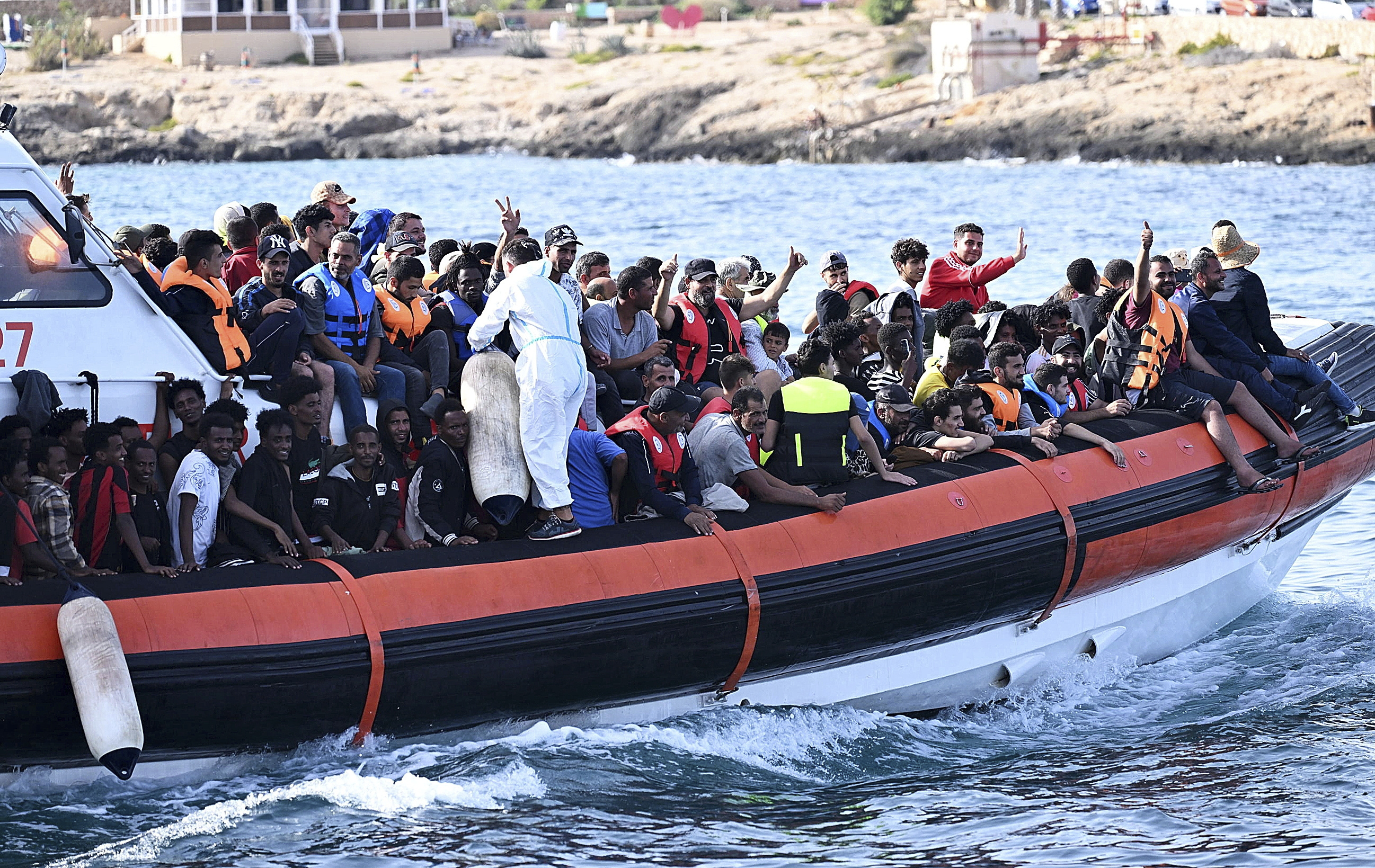 Un grupo de inmigrantes rescatados en el mar en Lampedusa, Italia.
